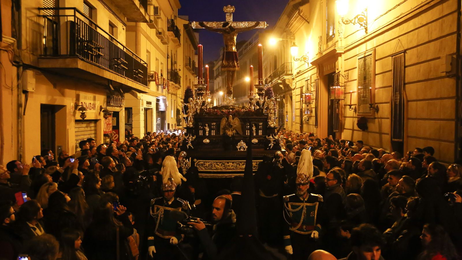 El frontal del paso del Cristo de San Agustín conserva un relicario con forma de pelícano, obra del siglo XVIII
