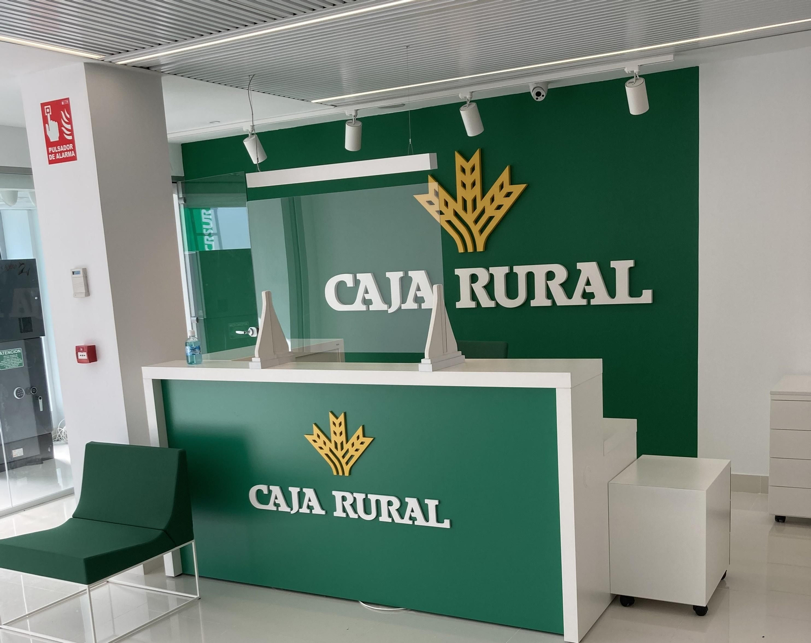 Interior de la nueva oficina de Caja Rural del Sur en Palos de la Frontera. Interior de la nueva oficina de Caja Rural del Sur en Palos de la Frontera.