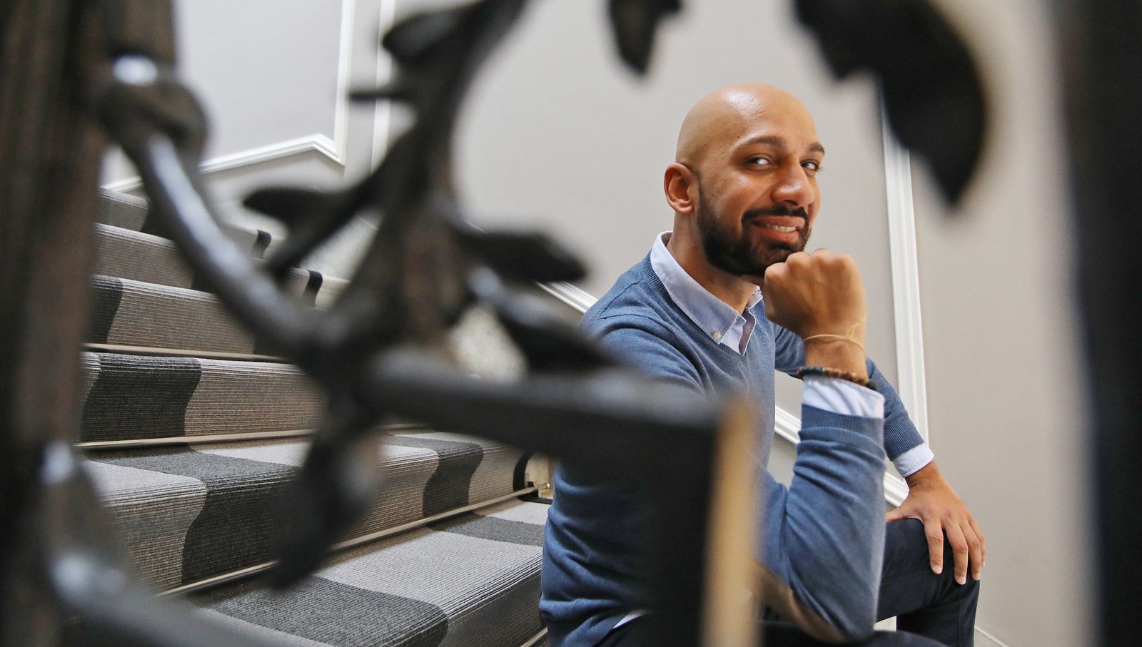 Fernando Soto posa en las escaleras del Hotel Casa Palacio María Luisa.