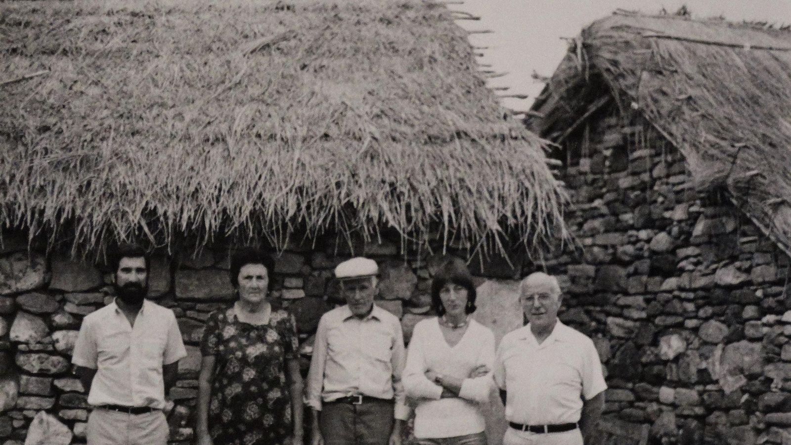 Foto 10 Carlos Posac Mon en los Algarbes de Tarifa en 1986, en compañía del profesor de EGB, Salvador López Atalaya, del capataz de la excavación Matías Ruiz, su esposa Francisca Araujo Triviño y su hija y viuda de Lothar Bergmann, Francisca Ruiz. Foto 10 Carlos Posac Mon en los Algarbes de Tarifa en 1986, en compañía del profesor de EGB, Salvador López Atalaya, del capataz de la excavación Matías Ruiz, su esposa Francisca Araujo Triviño y su hija y viuda de Lothar Bergmann, Francisca Ruiz.