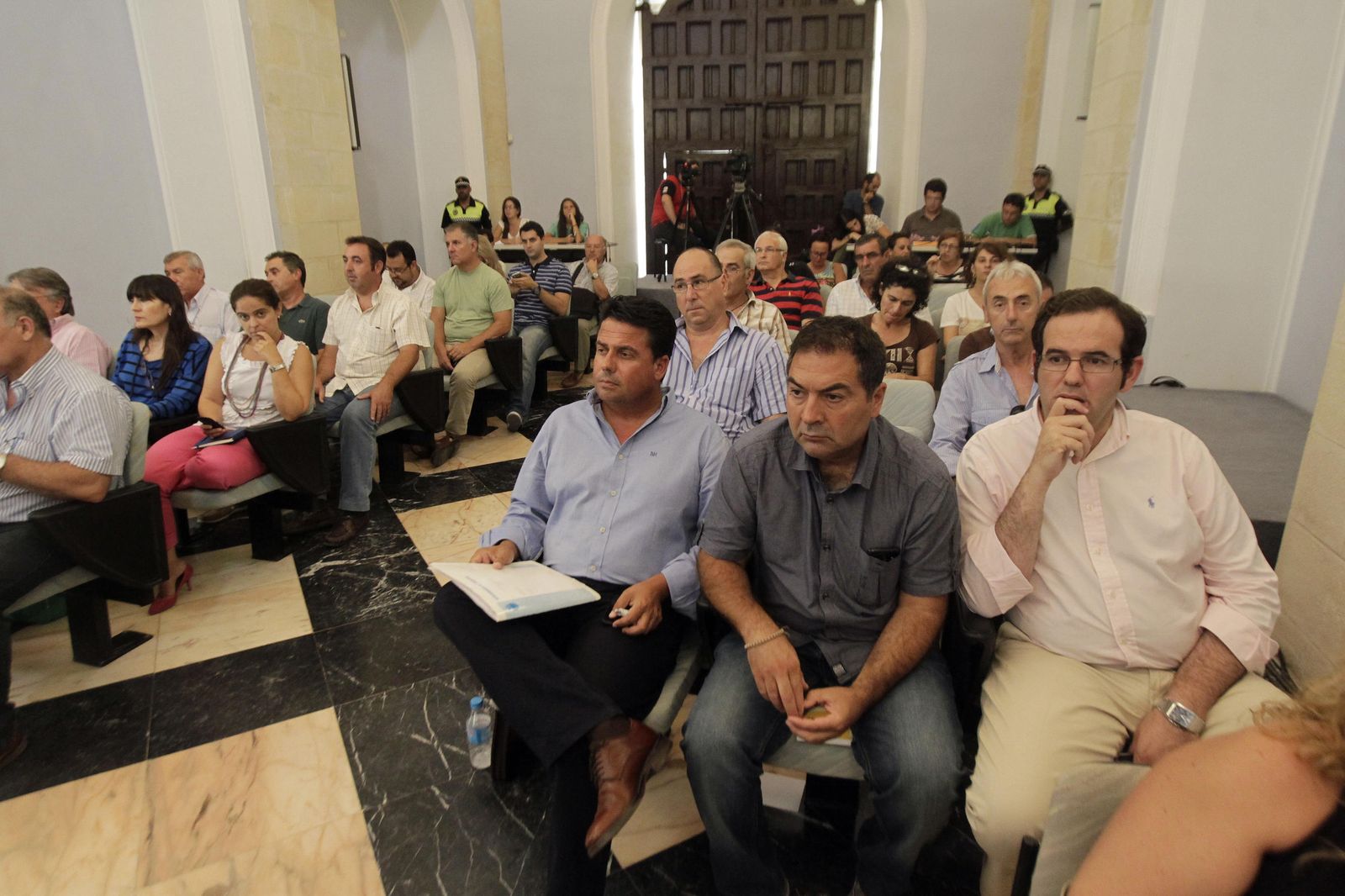 Los alcaldes de Torrecera, Manuel Bertolet (a la izquierda), y el de La Barca, Alejandro López (derecha), durante un pleno en el Ayuntamiento de Jerez.