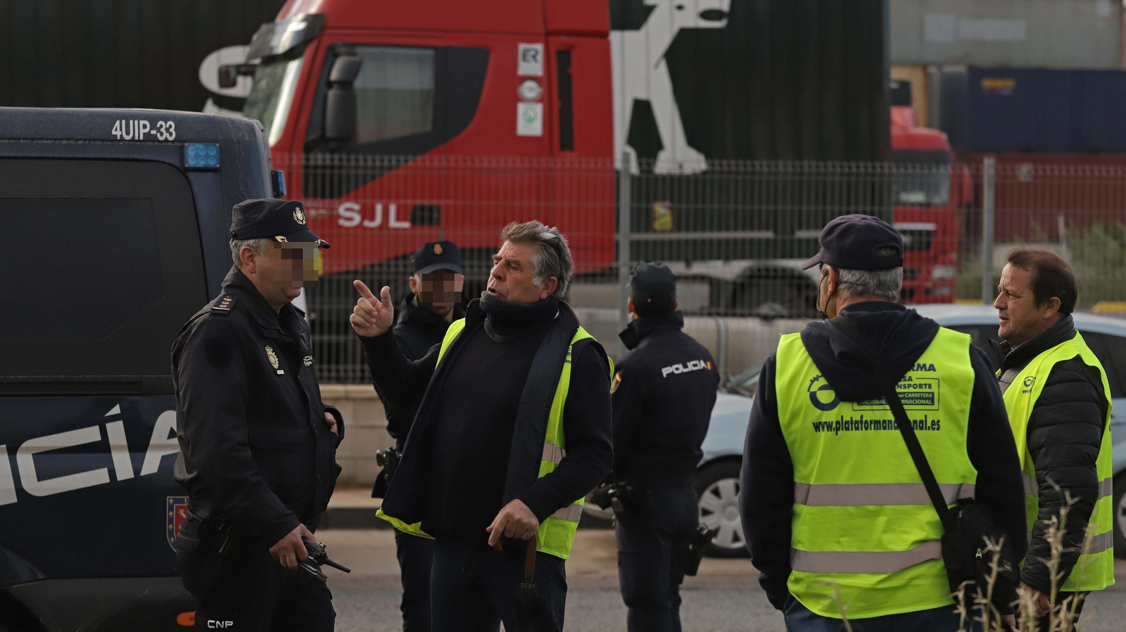 Fotos de la concentración de los camioneros en el acceso sur del puerto de Algeciras