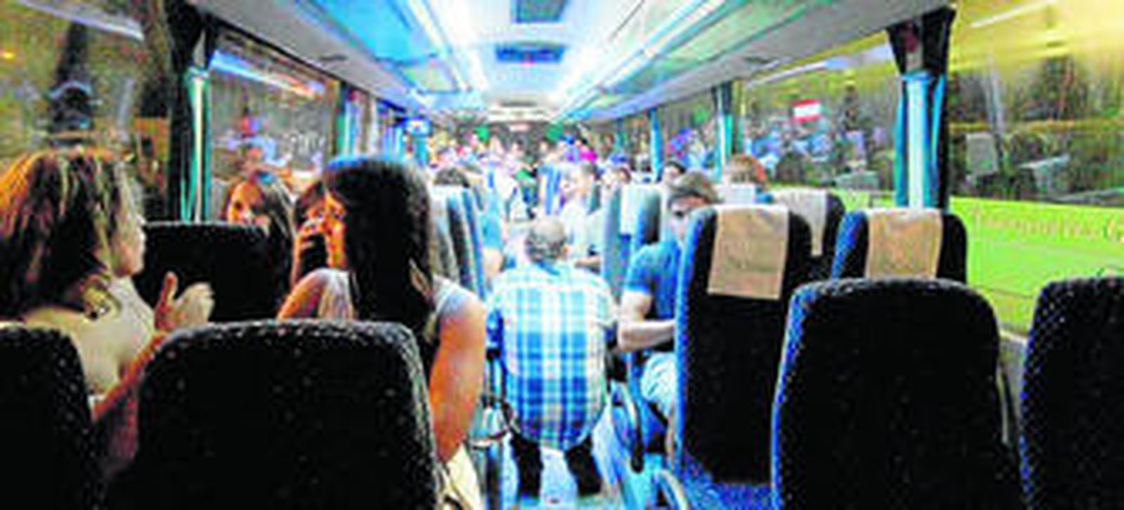 Jóvenes en el interior del autobús búho de la ruta Algeciras-Tarifa, en foto de archivo.