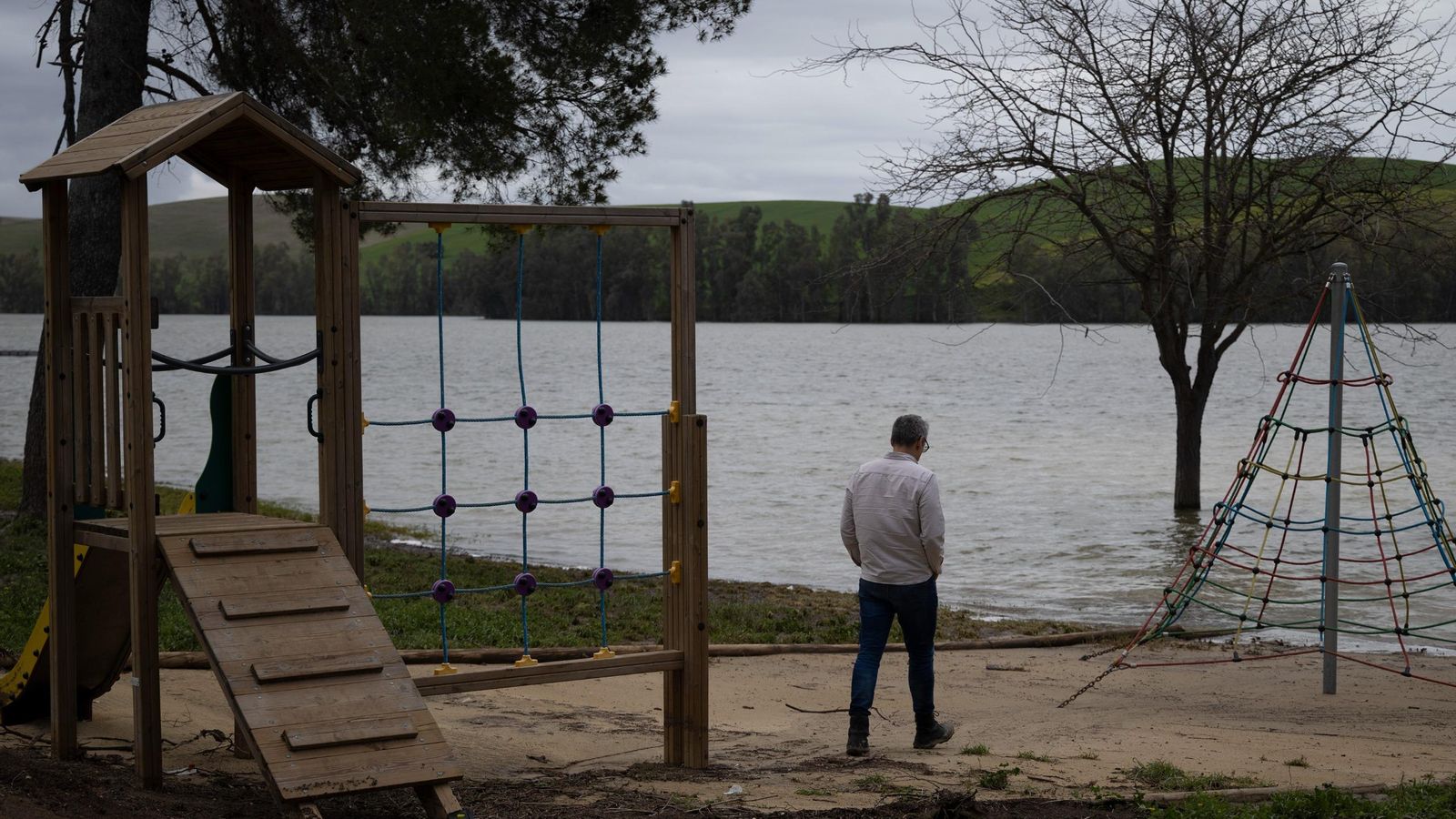 La zona de juegos infantiles del embalse.