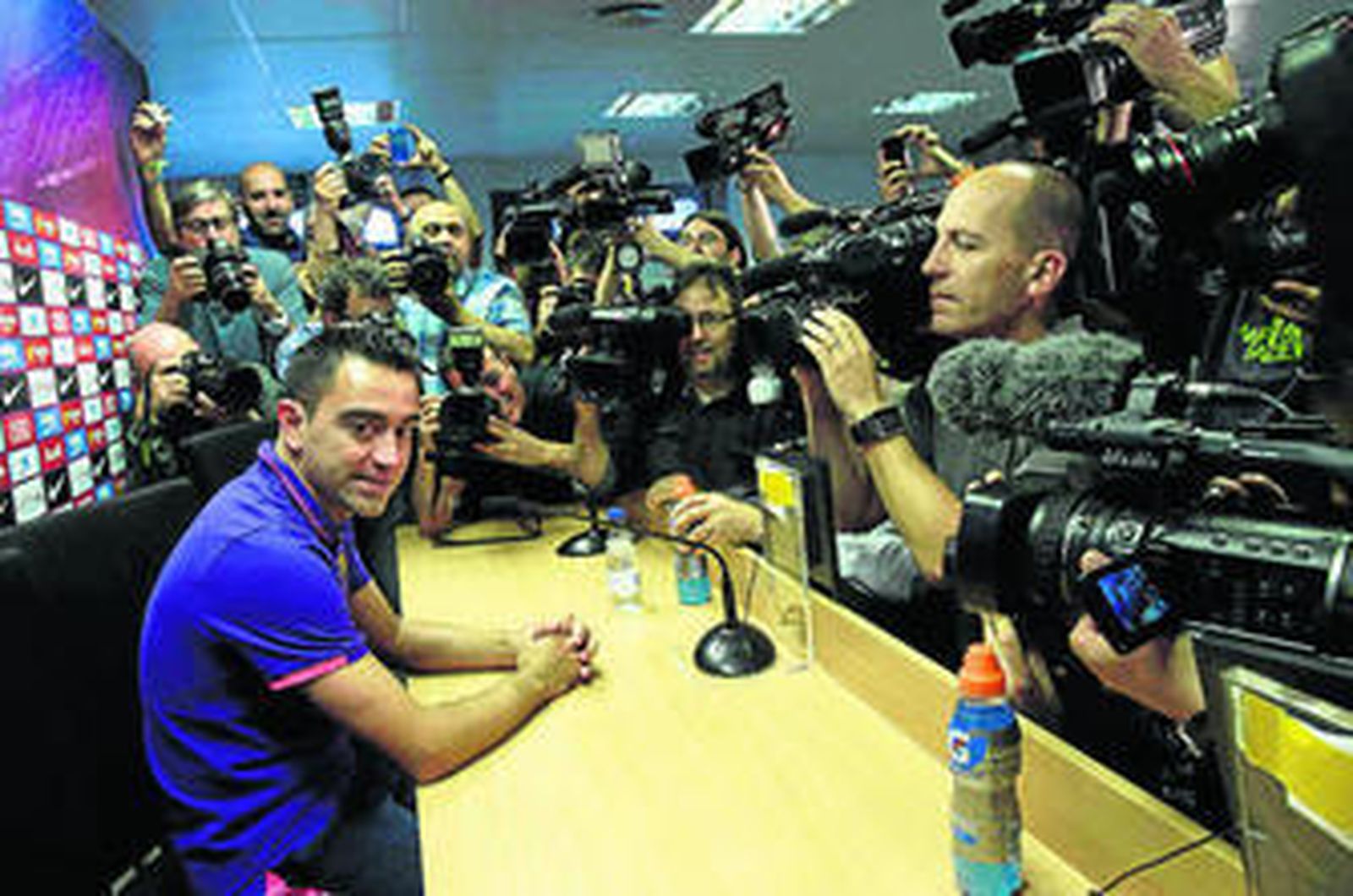 Xavi, rodeado de cámaras y fotógrafos, antes de su despedida.