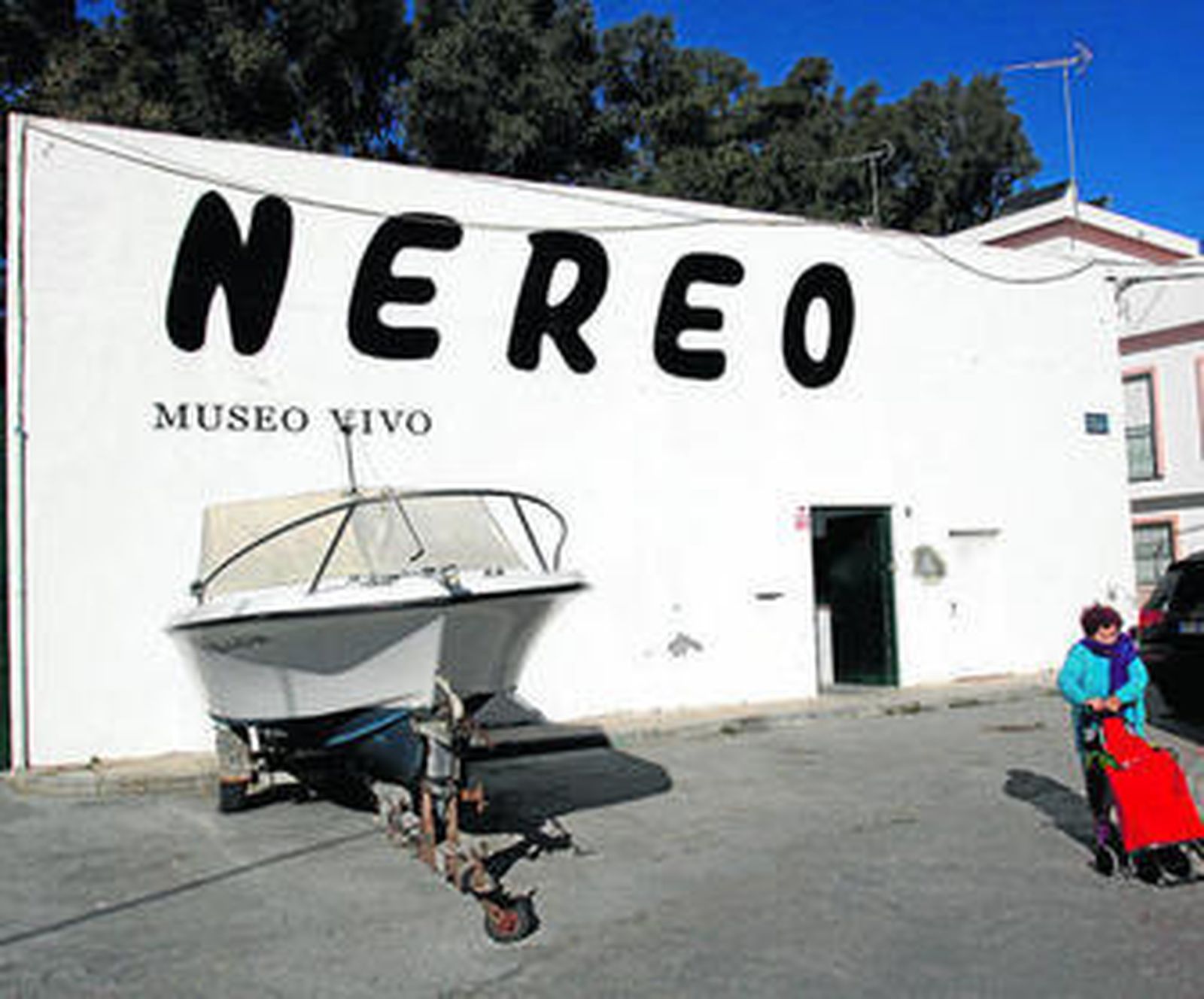Fachada de los astilleros Nereo junto al paseo marítimo de Pedregalejo.