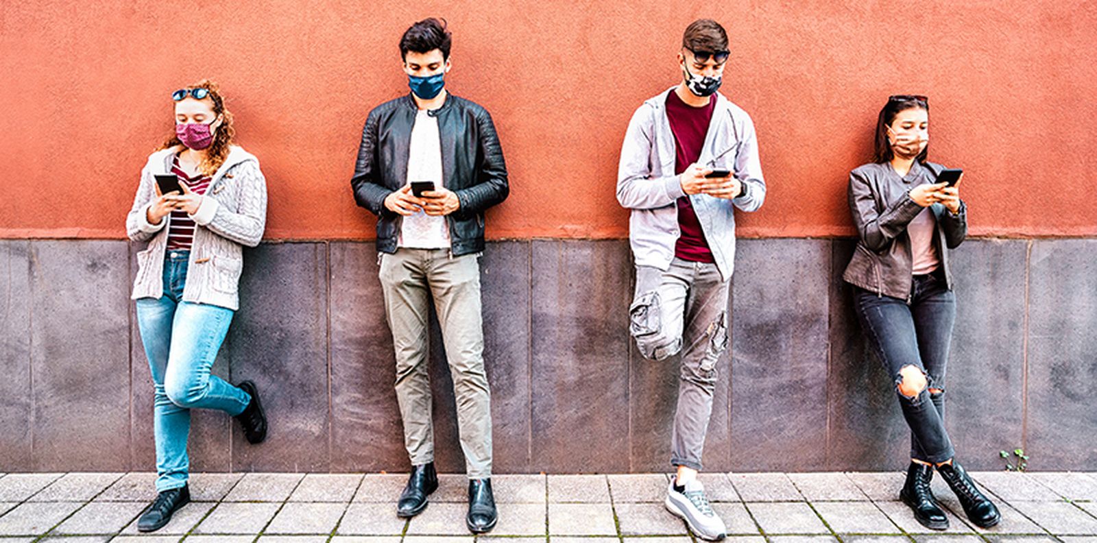 Grupo de jóvenes comunicándose entre ellos a través de sus móviles.