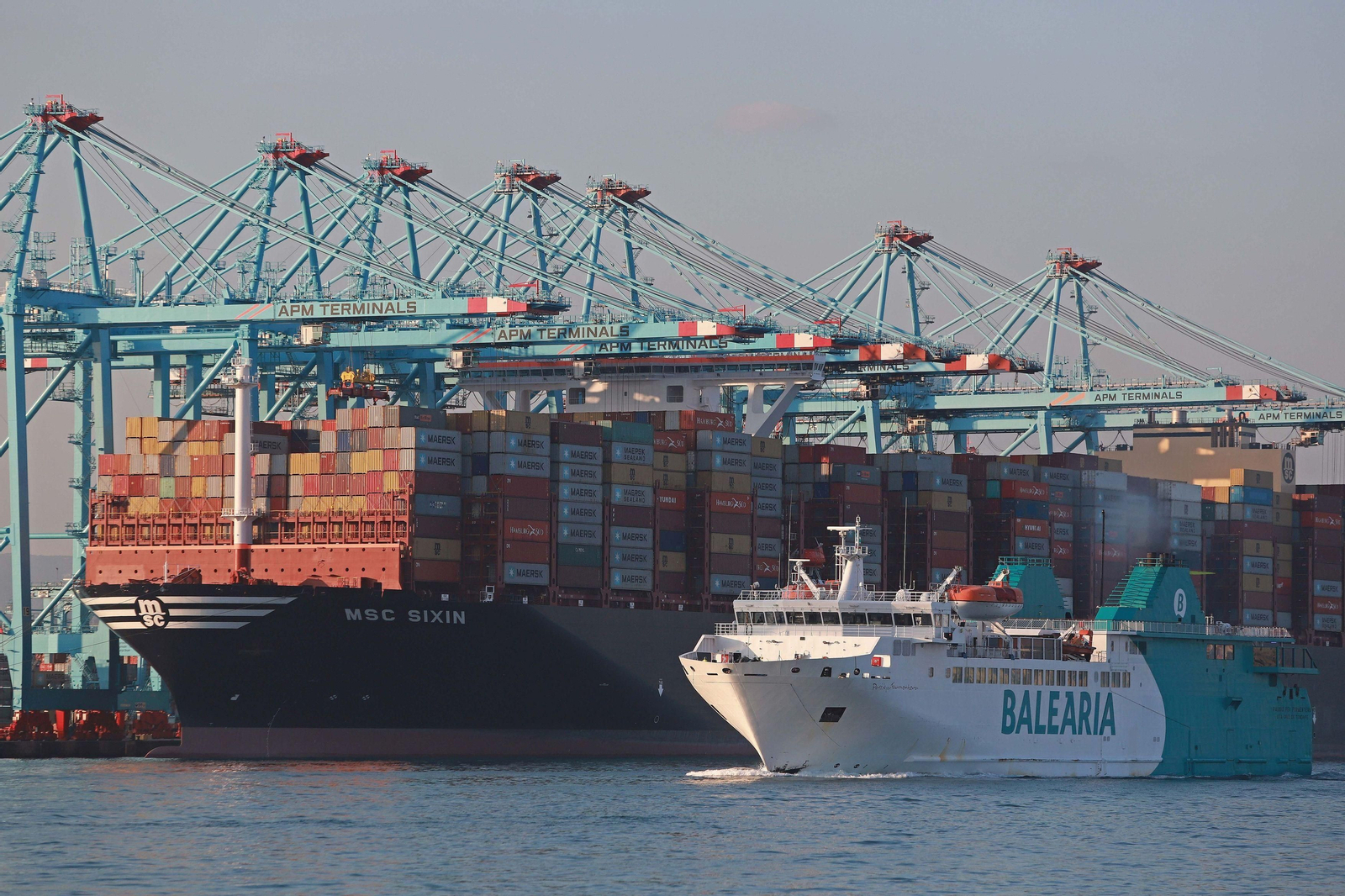 Un portacontenedores y un ferry en el Puerto de Algeciras.