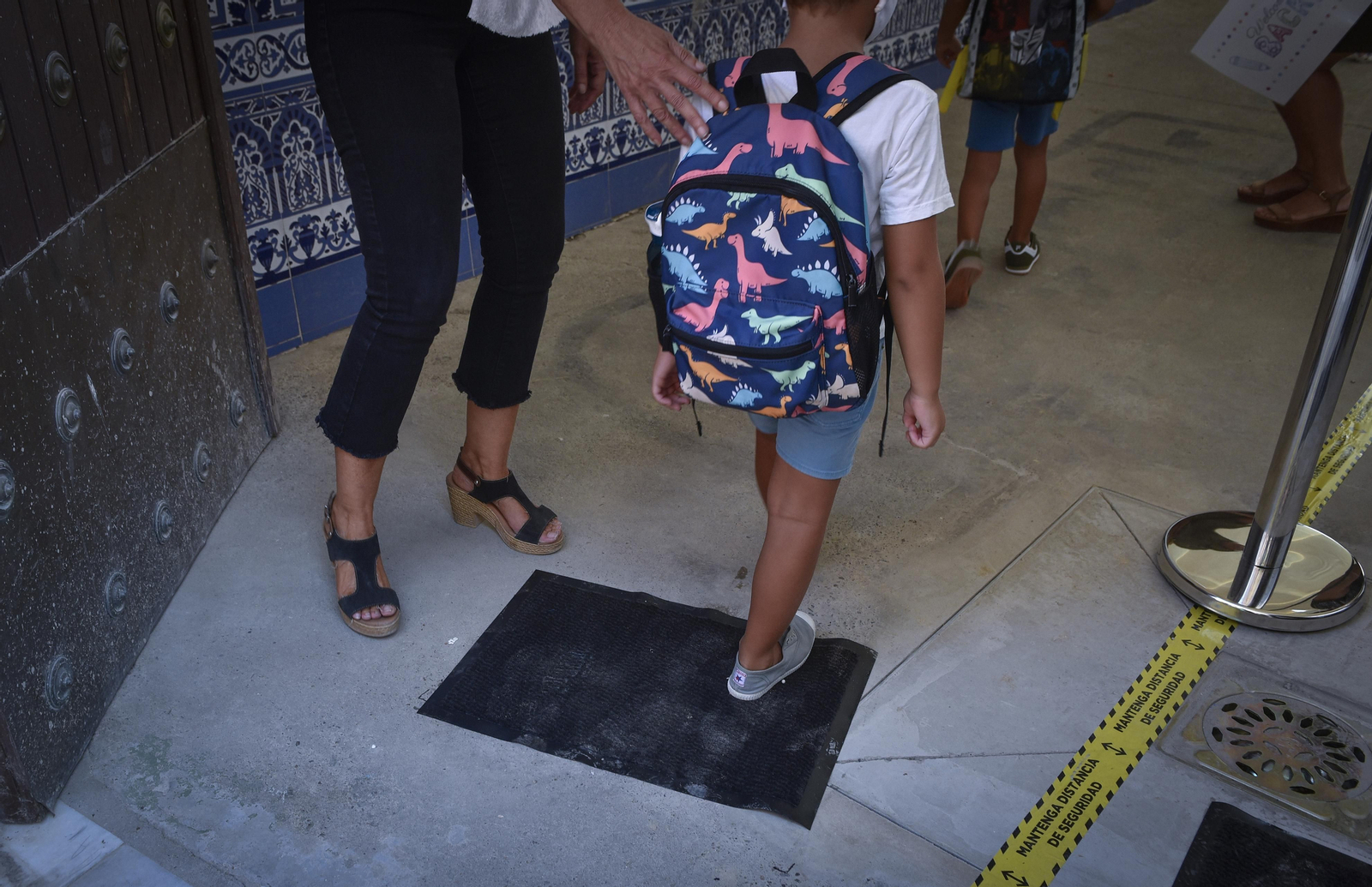 Niños entrando al colegio en una imagen de archivo.
