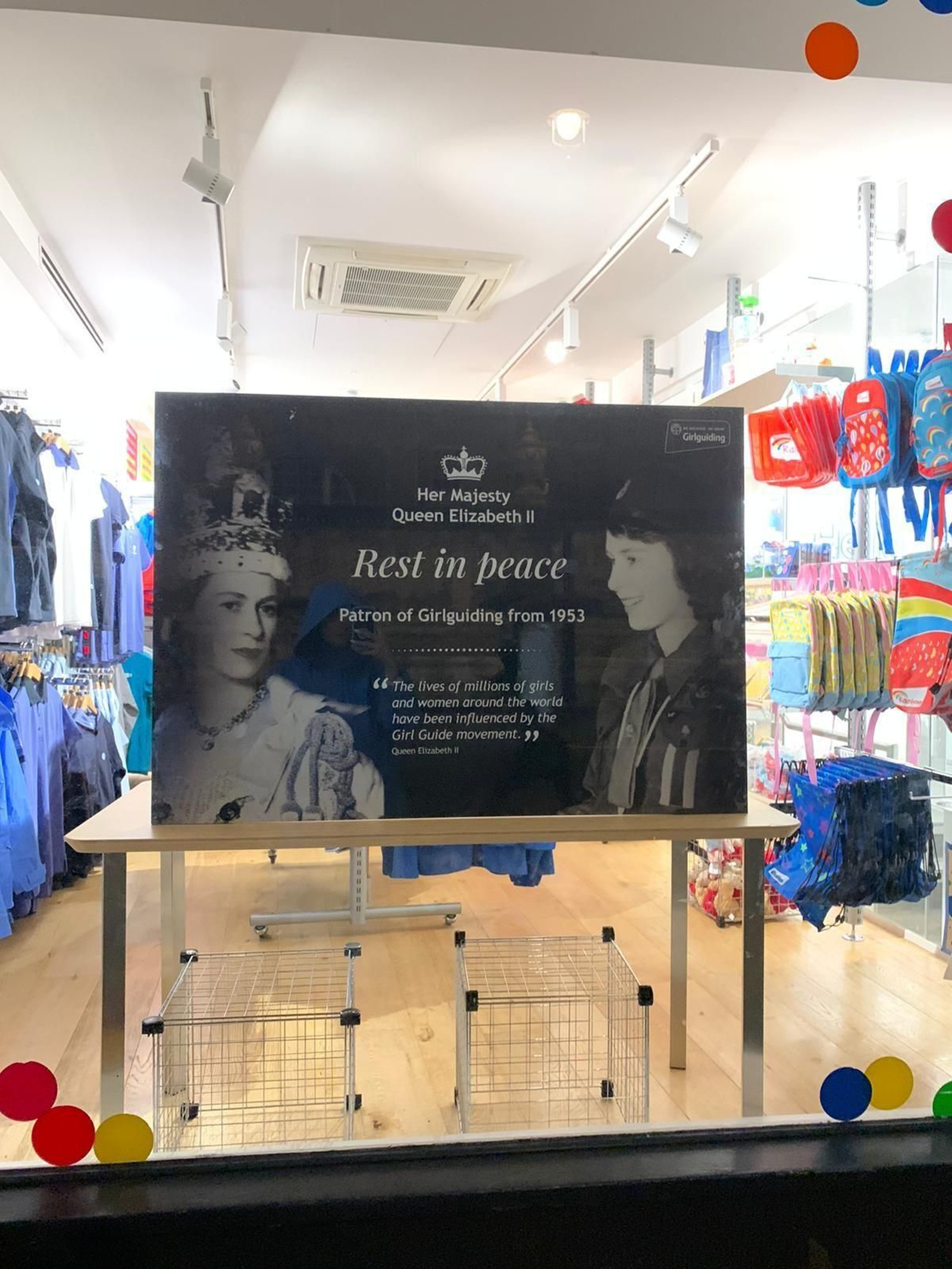 Los británicos acuden a Buckingham Palace tras el anuncio de la muerte de Isabel II