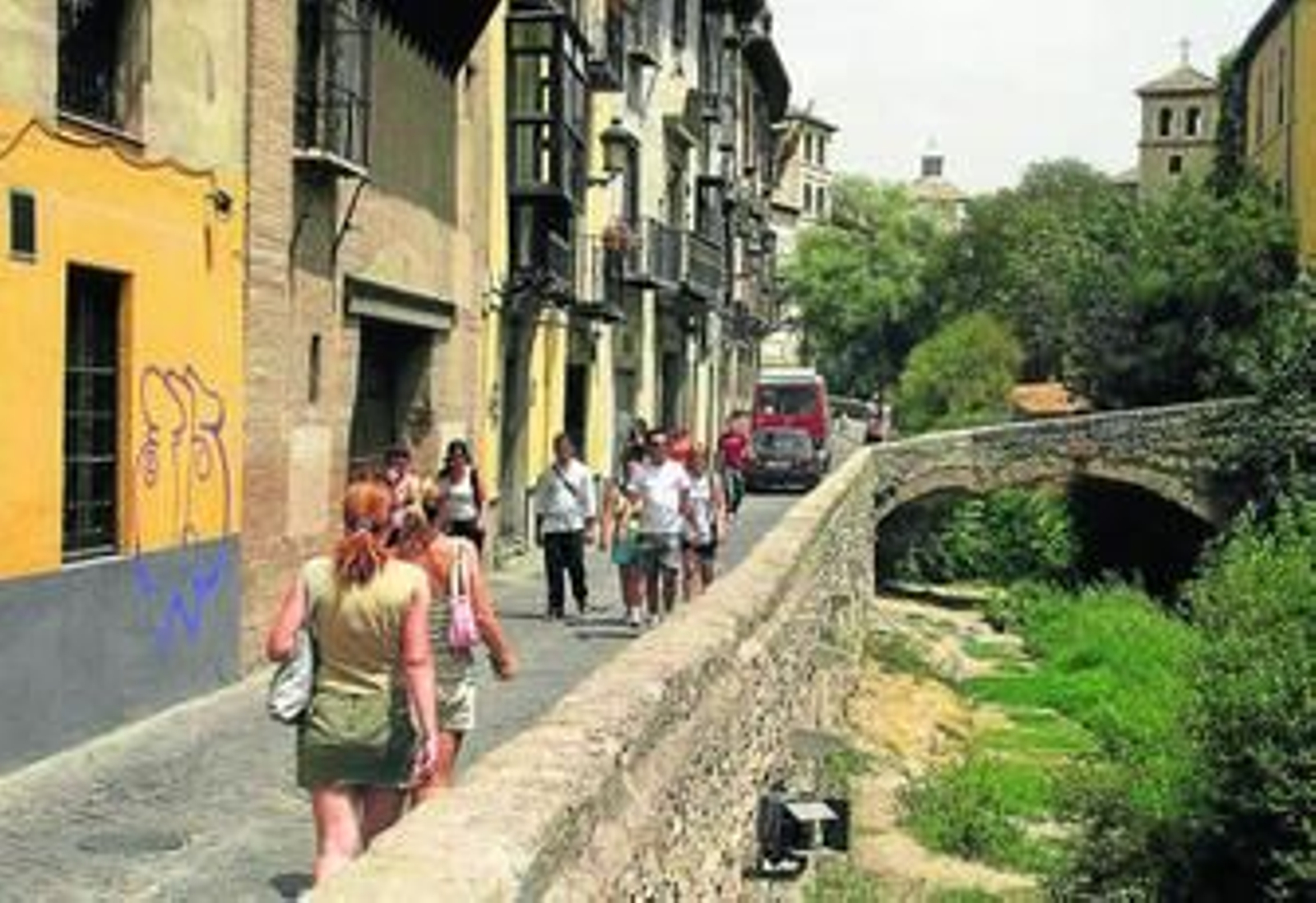 El aspecto de las edificaciones en la Carrera del Darro.