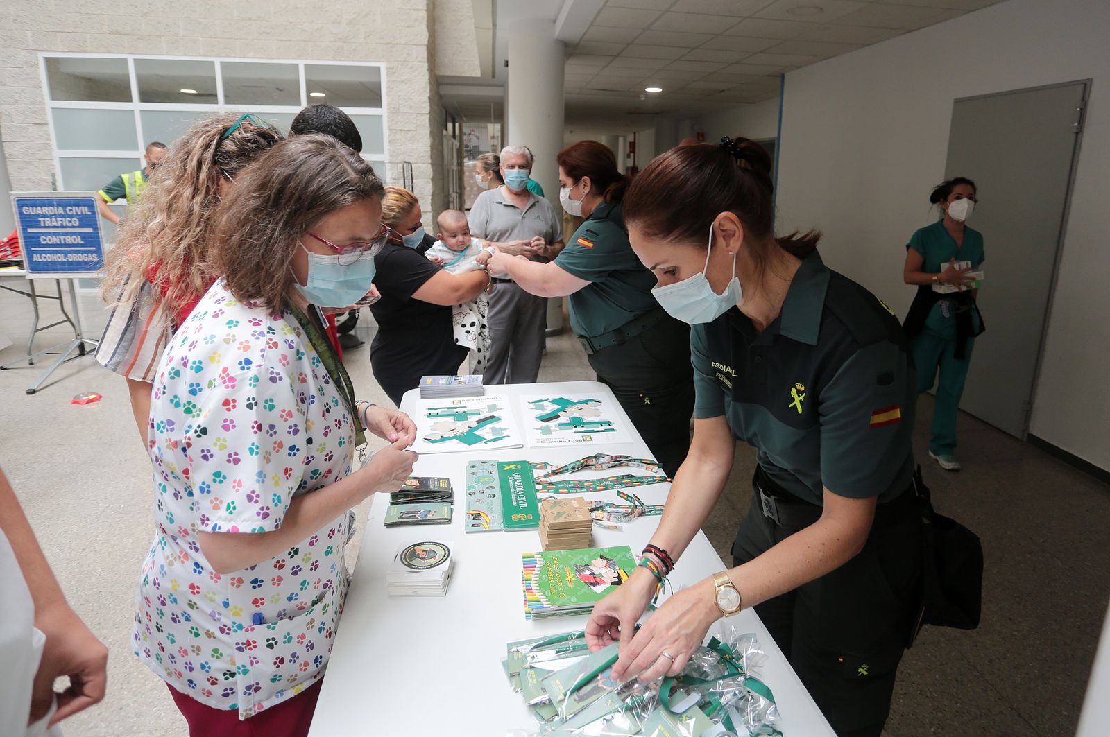 Imágenes de la exhibición de la Guardia Civil en el Hospital Juan Ramón Jiménez con motivo del 35 aniversario de la incorporación de la mujer