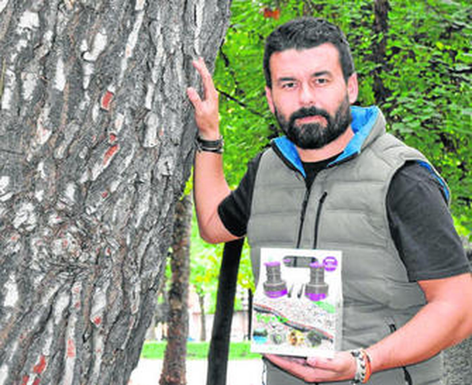 Juan Barbado, con el dispositivo que ha desarrollado su empresa para inyectar fitosanitarios en los árboles.