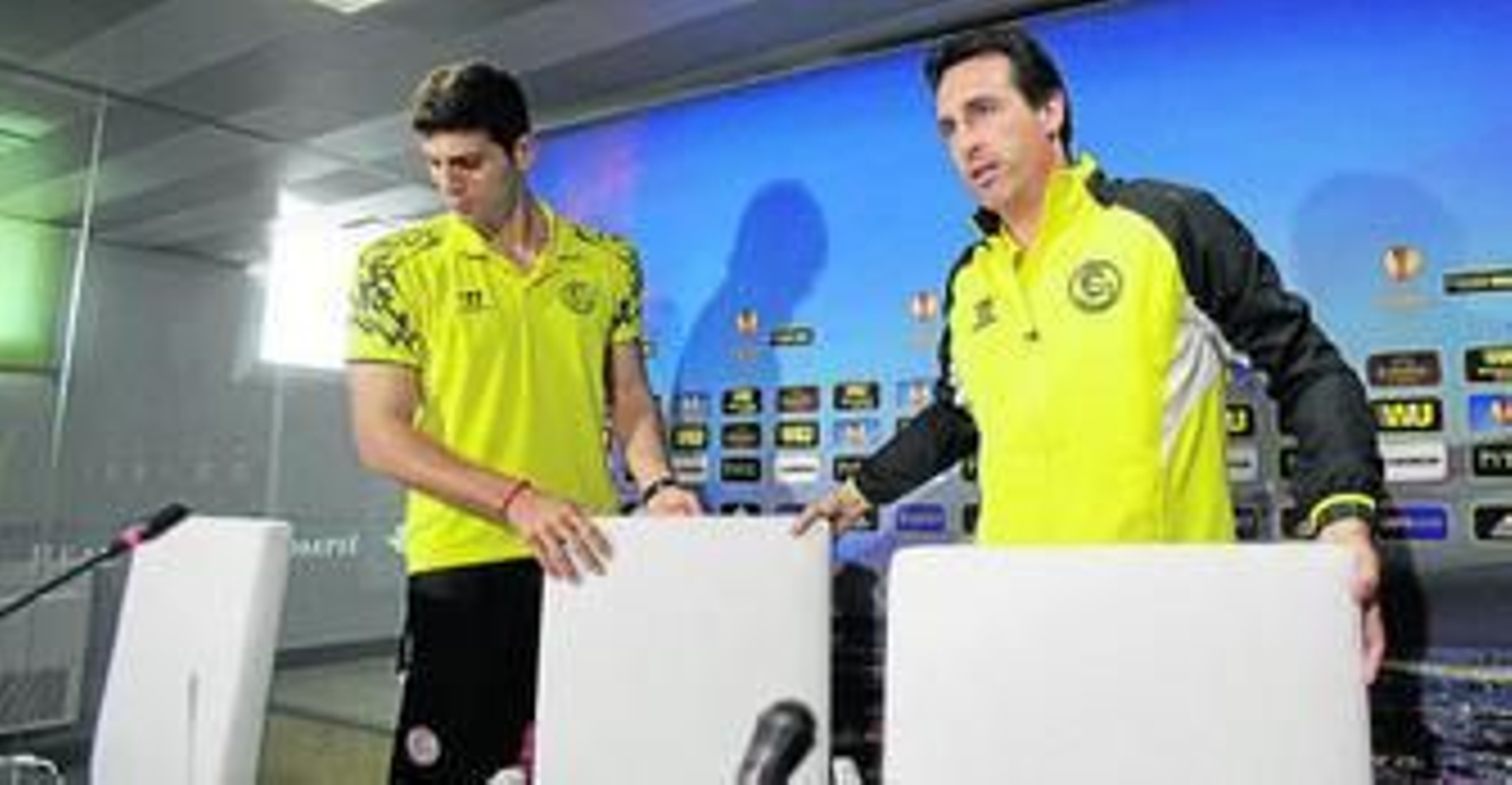 Fazio y Emery se disponen a sentarse en la sala de prensa del Benito Villamarín, donde atendieron a los medios.