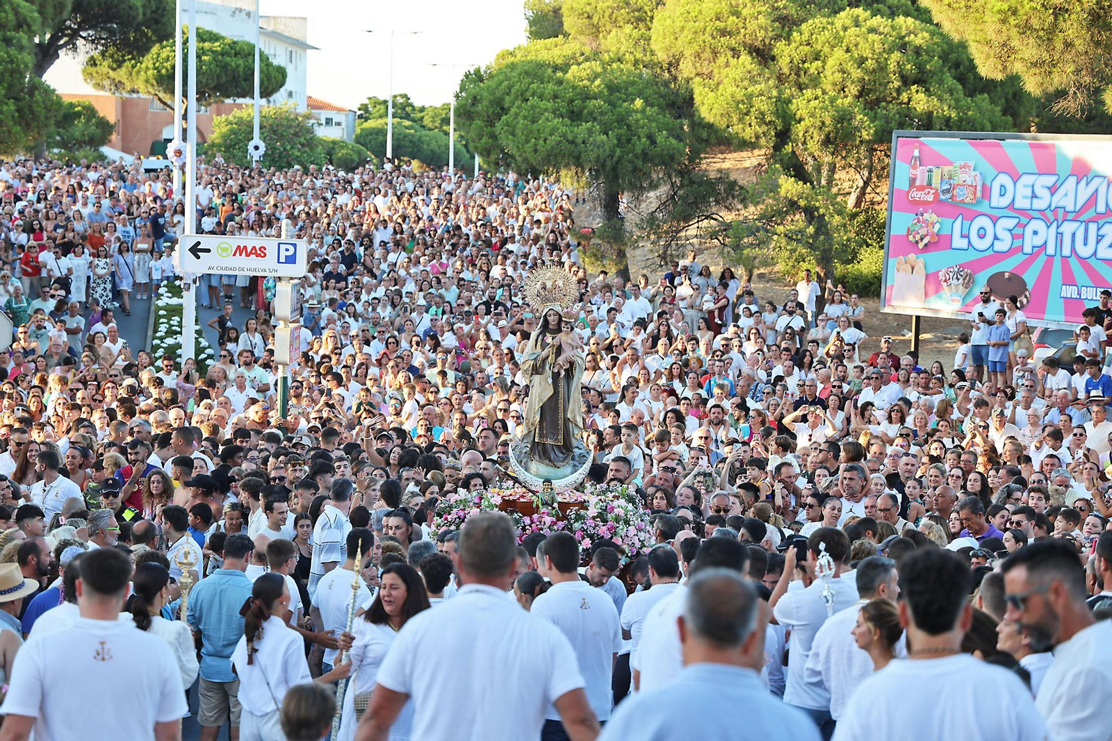 Imágenes de la Virgen del Carmen procesionando en Punta Umbría