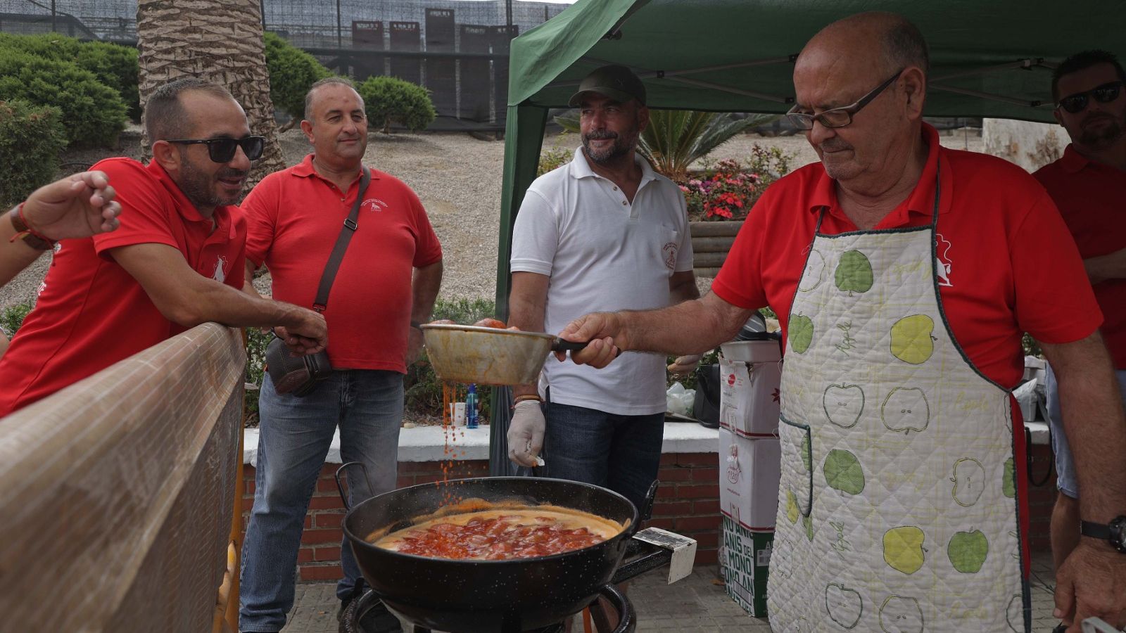Un grupo de personas prepara una comida en la Feria.