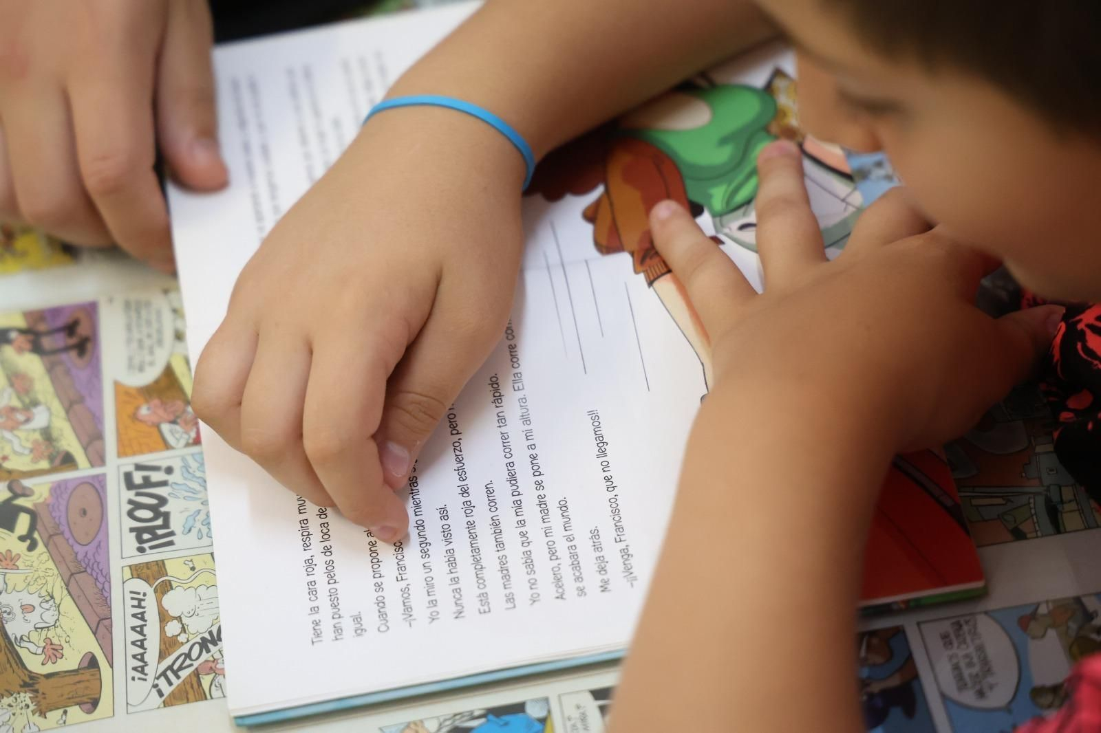 Uno de los niños que participa en Lecxit leyendo en la biblioteca del colegio Manuel Altolaguirre. Uno de los niños que participa en Lecxit leyendo en la biblioteca del colegio Manuel Altolaguirre.