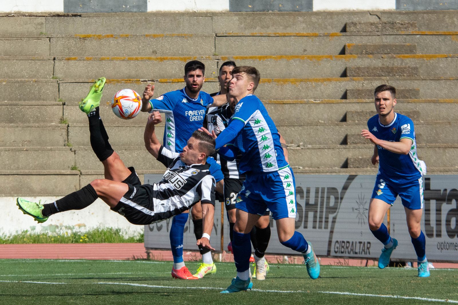 Gerard Oliva intenta una chilena ante Álvaro Martínez.