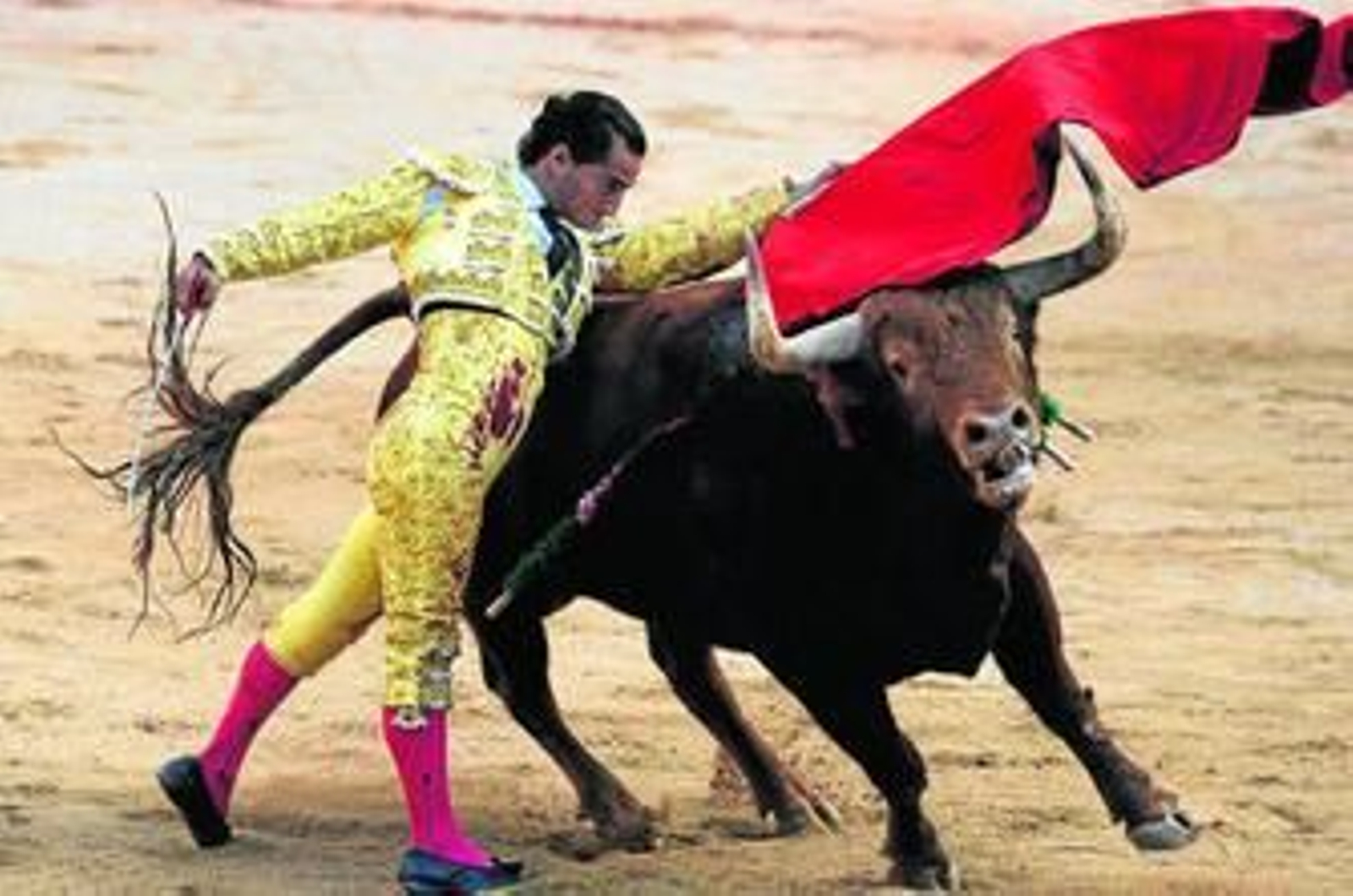 El matador de toros vasco Iván Fandiño, en un pase de pecho.
