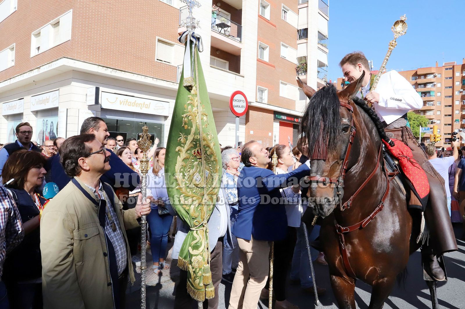 Imágenes  de Emigrantes y el gran ambiente que le ha acompañado en su salida. Rocío 2019