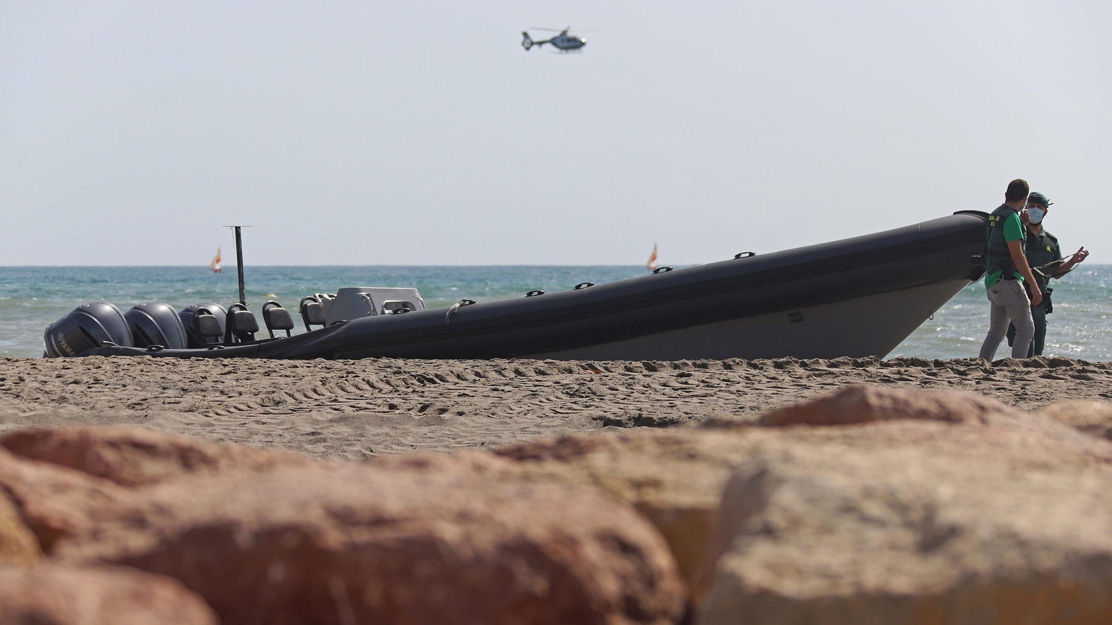 Operativo contra el narcotráfico en la playa de Sotogrande