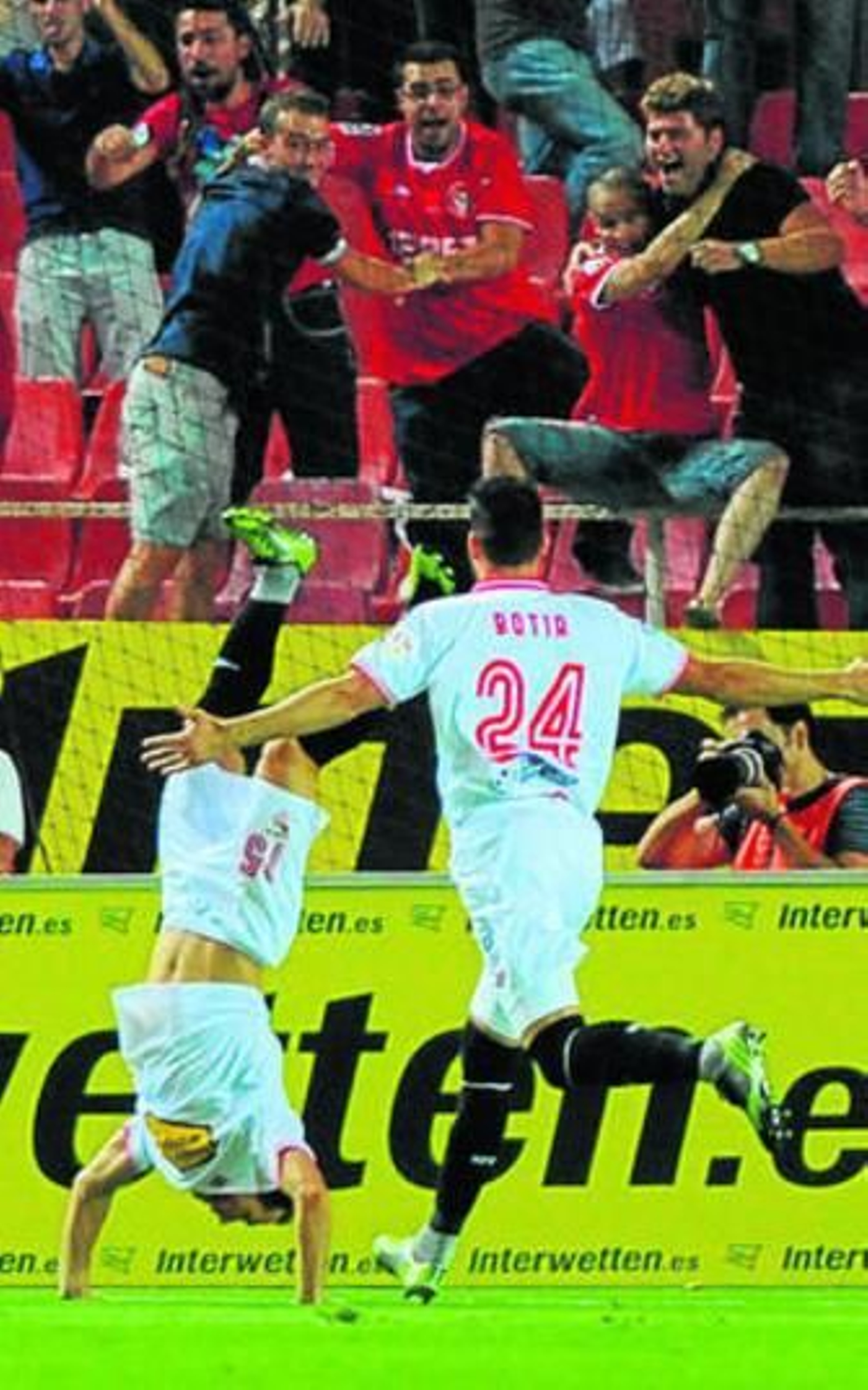 Trochowski hace una voltereta en la celebración del gol.