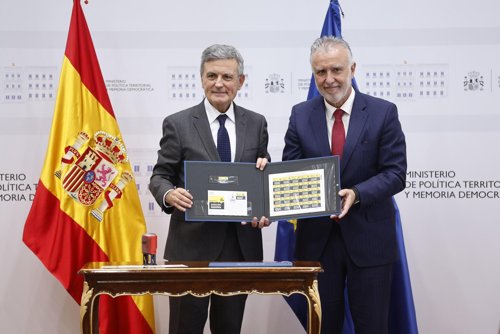 El presidente de Correos, Pedro Saura (i), y el ministro de Política Territorial y Memoria Democrática, Ángel Víctor Torres, con el sello. El presidente de Correos, Pedro Saura (i), y el ministro de Política Territorial y Memoria Democrática, Ángel Víctor Torres, con el sello.