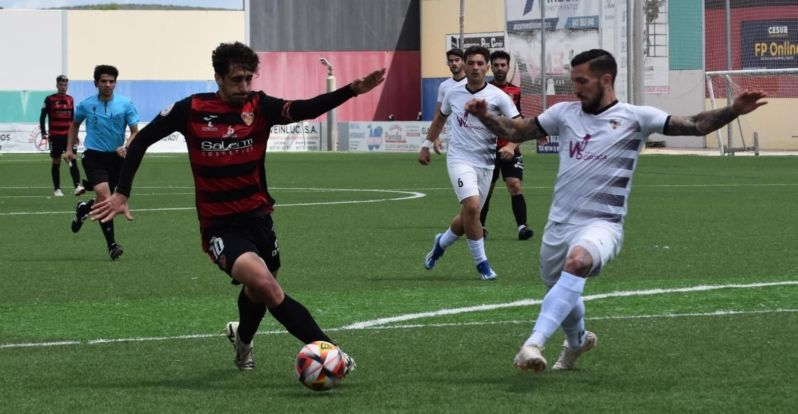 Salva Vegas intenta esquivar la presencia de Vela.