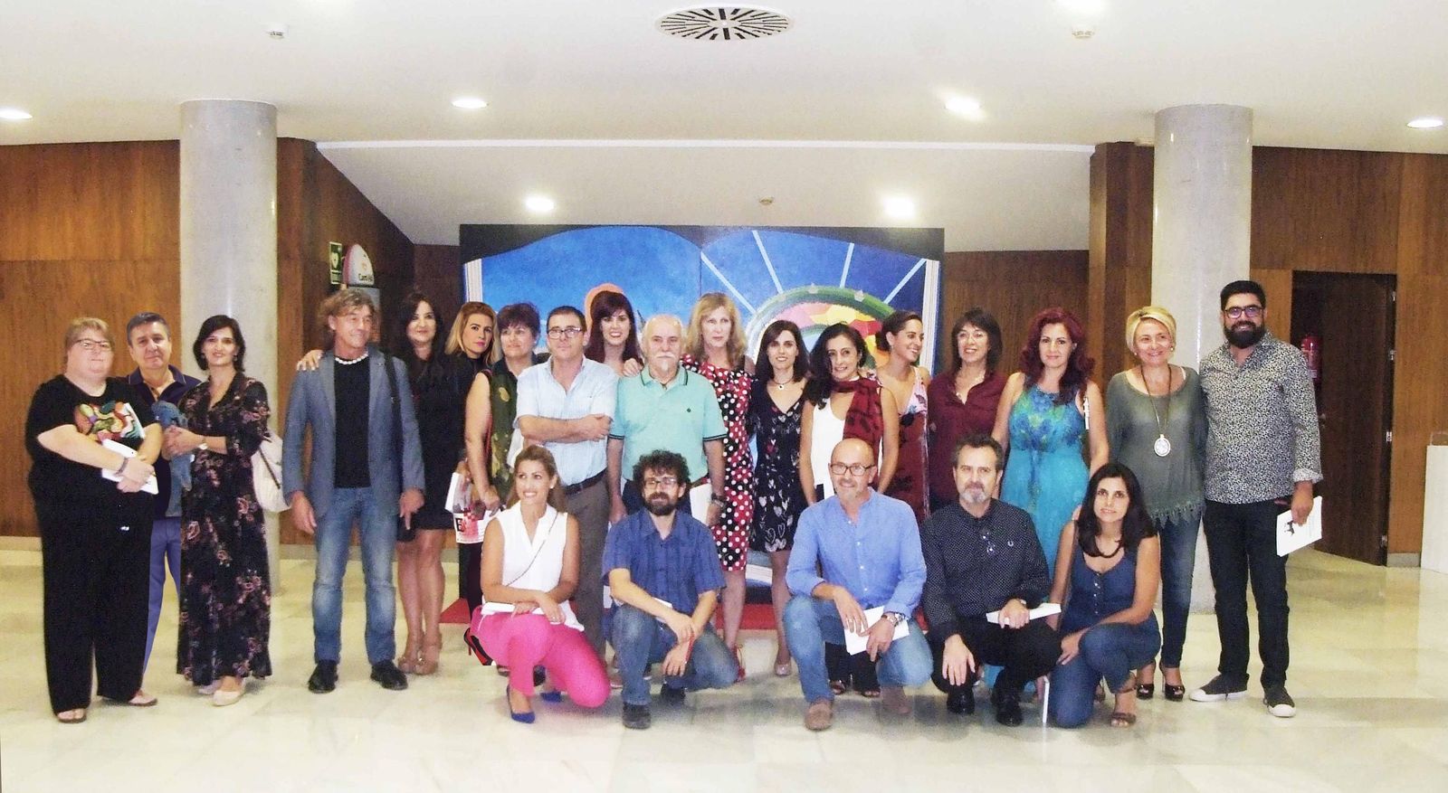 Un grupo de los pintores que participan en 'Platero y los artistas' el día de la inauguración en el Teatro Auditorio de Roquetas de Mar.
