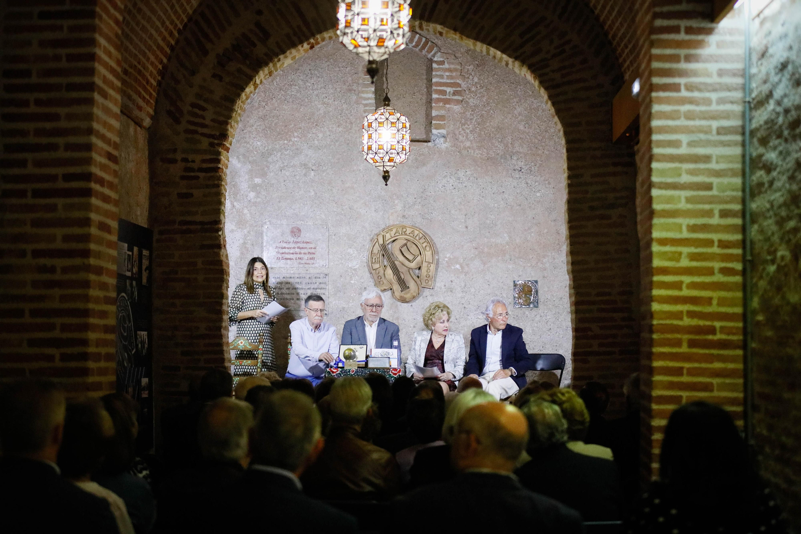 Entrega de Anagrama de Oro y Brillantes de la Ciudad de Almería a Andrés Caparrós en imágeness