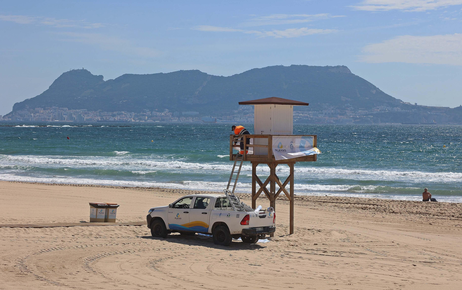 Imágenes de los preparativos para  la temporada de playas en Getares
