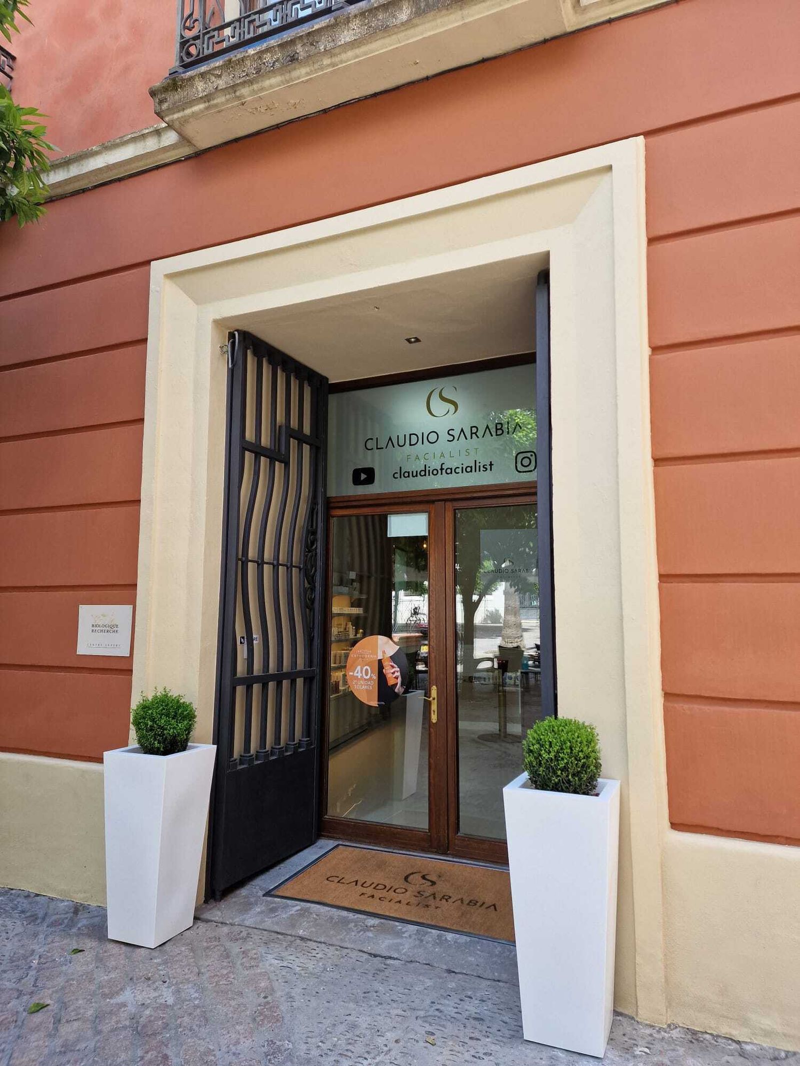Entrada del nuevo centro Claudio Sarabia Facialist, en la alameda del Banco.