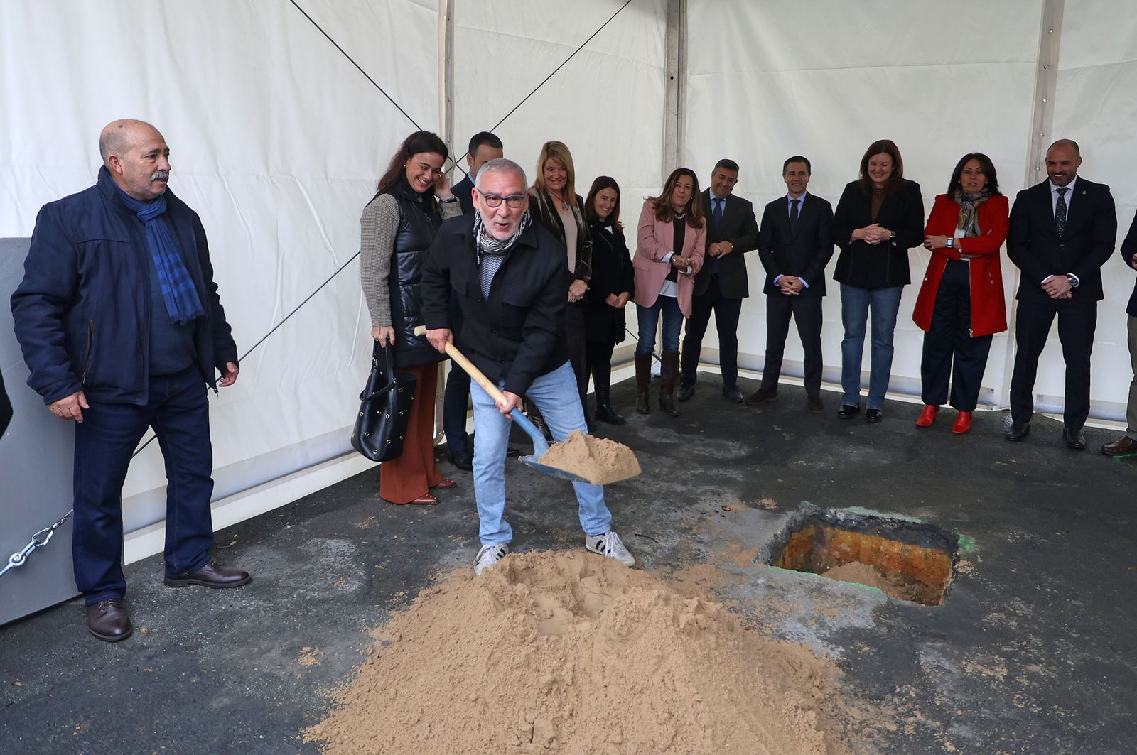 Fotografías de la colocación de la primera piedra de las obras de ampliación y reforma de la Escuela de Arte y Superior de Diseño León Ortega de Huelva