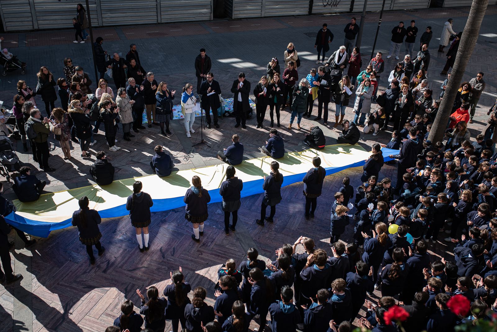 Imágenes de la lectura del manifiesto por la paz de los alumnos del Colegio María Inmaculada