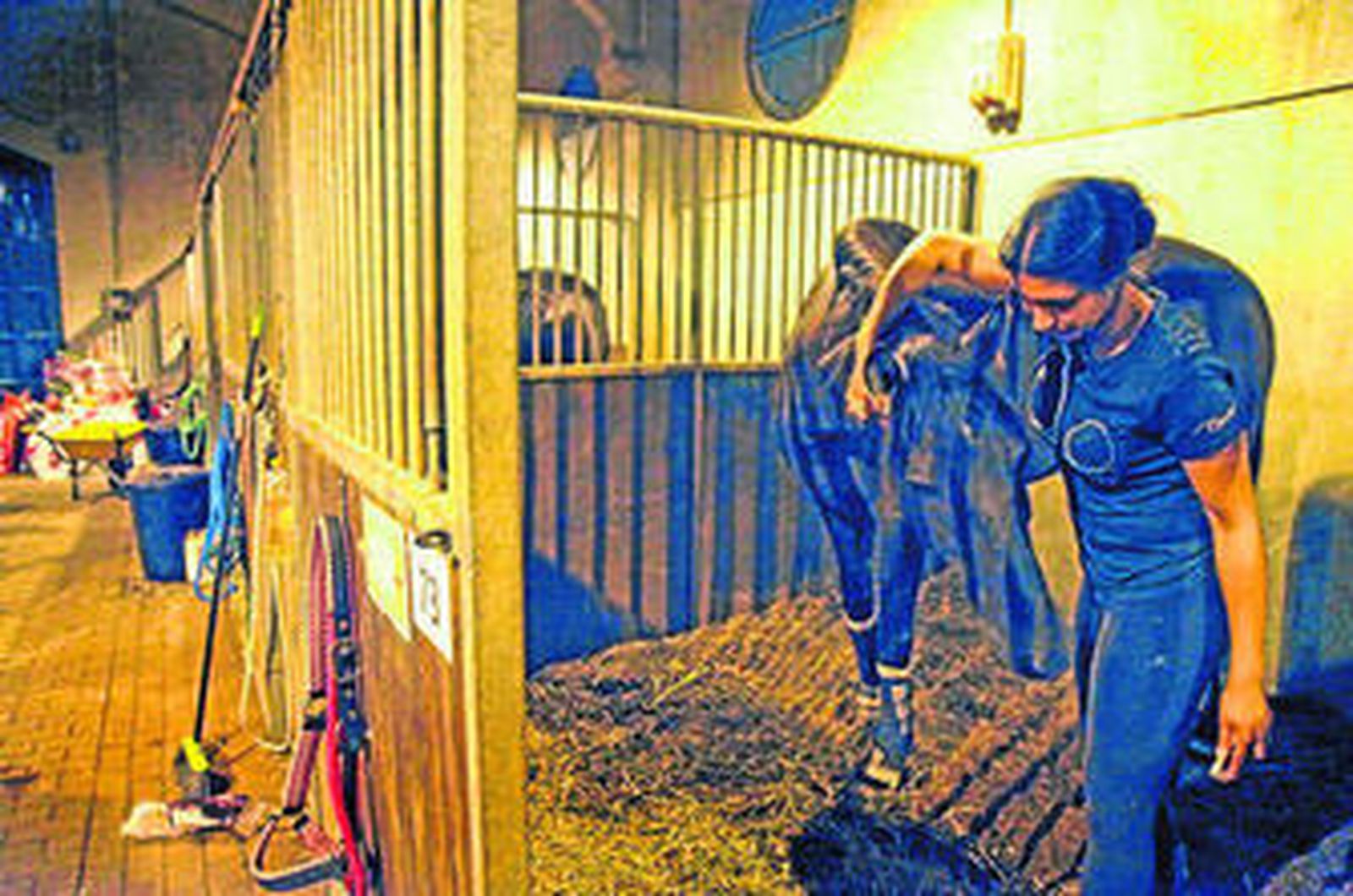 Una joven trata de tranquilizar a su caballo mientras se lanzan los fuegos artificiales de la Feria.