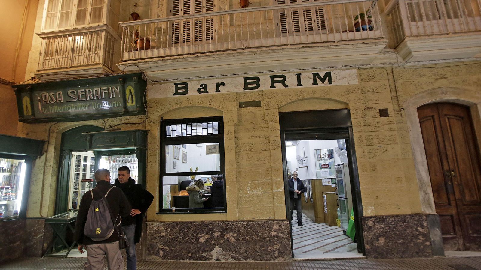El mítico Bar Brim, al lado de Casa Serafín, también protegido.