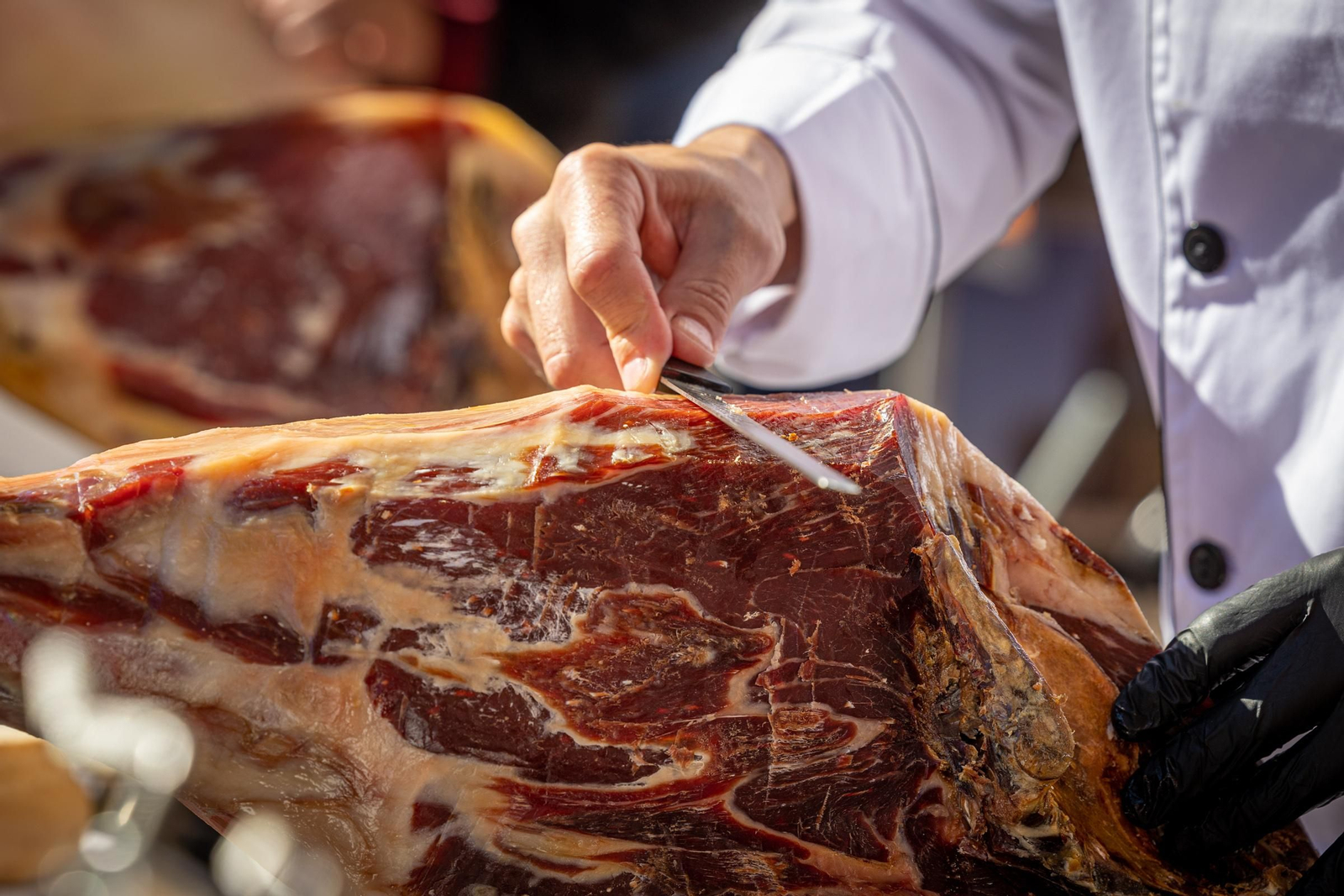 El precio no es sólo un indicador de la calidad sino que hay que saber detectar a simple vista si estamos ante un buen jamón serrano