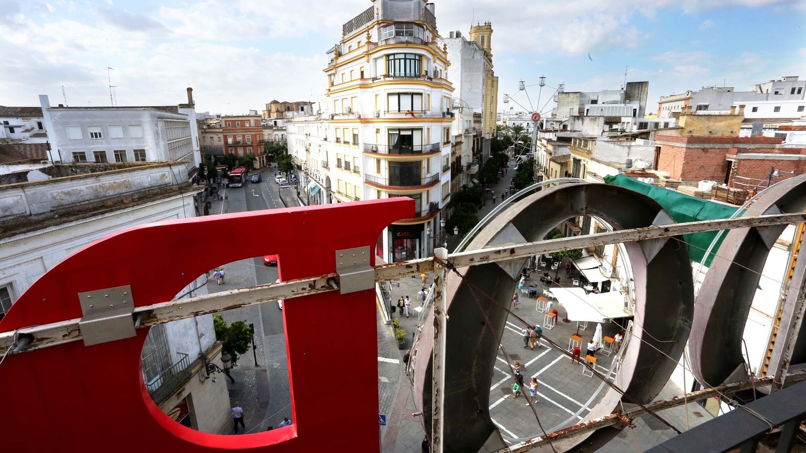 Otra vista desde la terraza con el luminoso de Fundador, que será restaurado.