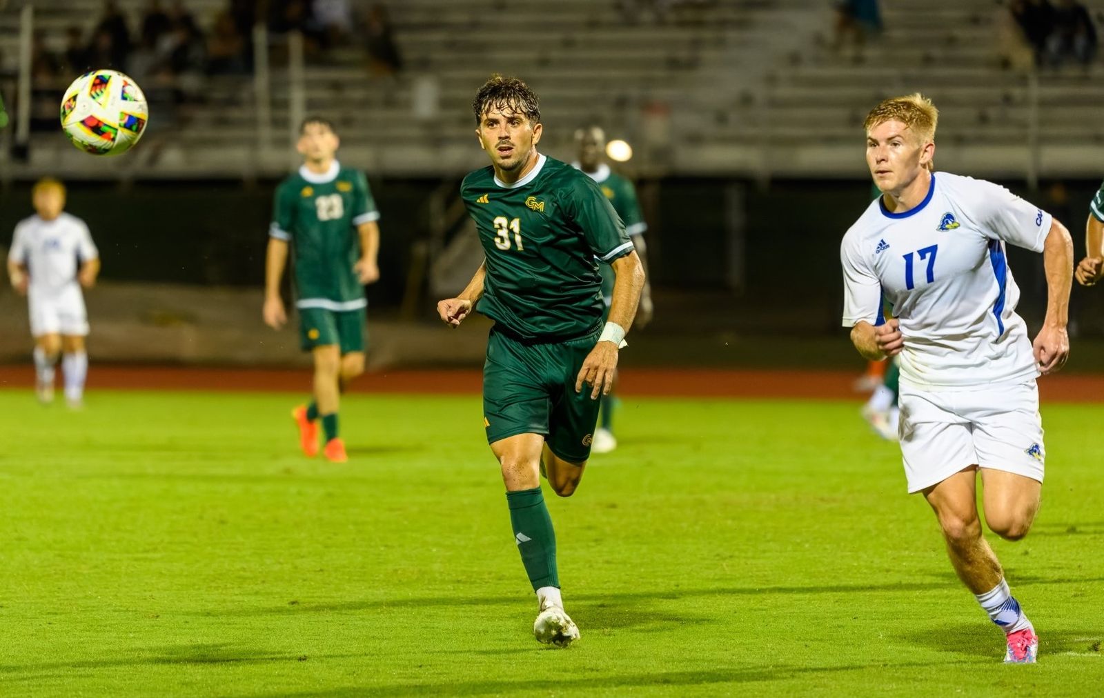 El lateral zurdo persigue un balón durante un encuentro de su etapa en el George Mason University.
