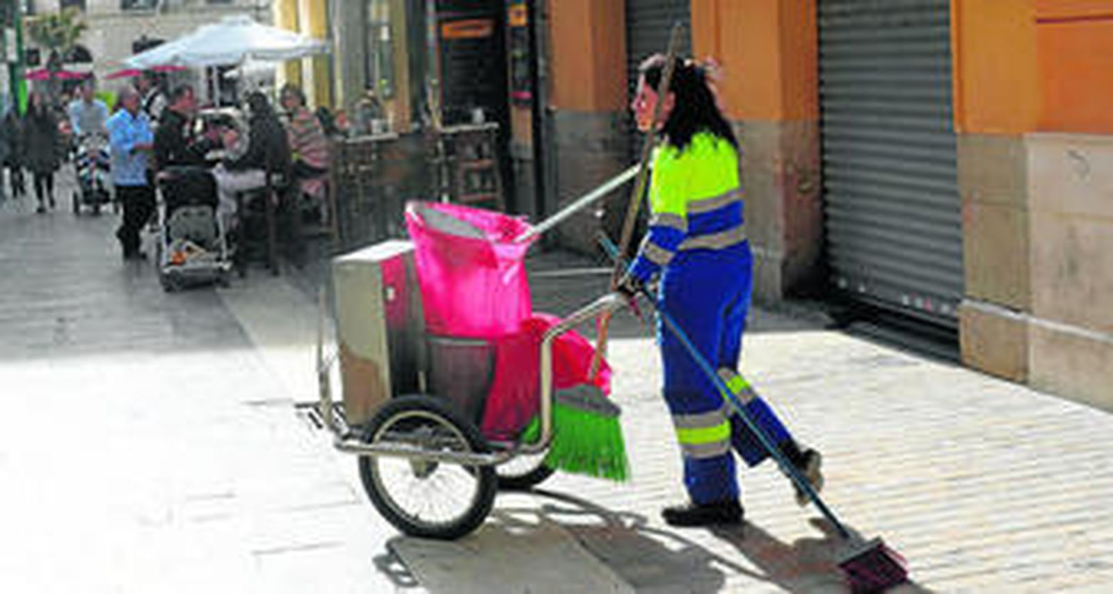 Una trabajadora de Limasa en la zona del centro histórico de Málaga.