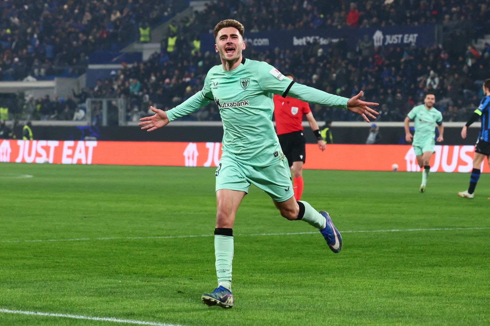 Robert Navarro celebra el gol que marcó ante el Atalanta.