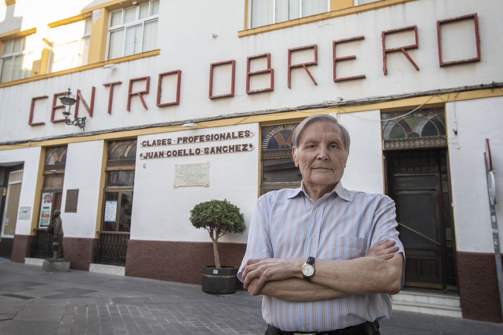 Juan Coello Cruz, a las puertas del Centro Obrero, en la calle Rosario.