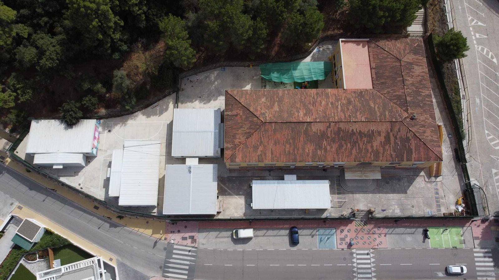 Los cinco módulos de prefabricadas del CEIP Daidín de Benahavís a vista de pájaro.