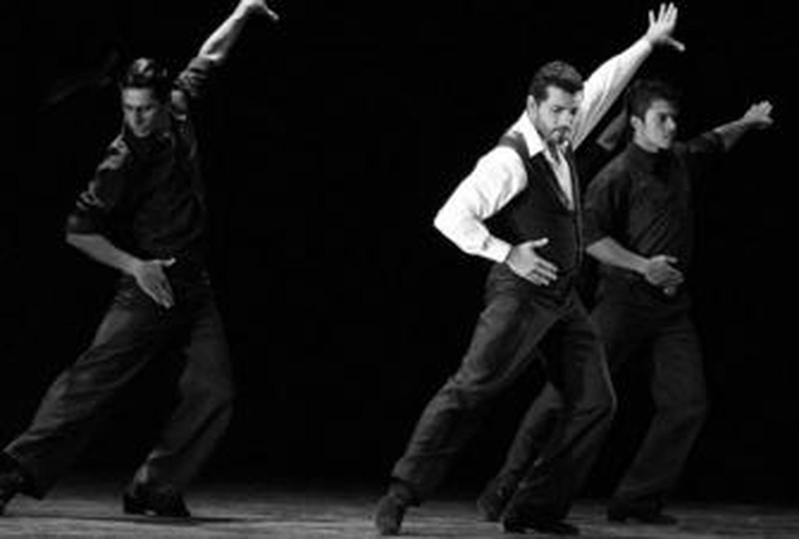 1. El Festival Internacional de Tango despidió ayer su vigésima edición con el espectáculo 'De gitanos y tangueros'. 2. El espectáculo de Guillermo Fernández contó con la colaboración especial de Enrique Morente y Horacio Ferrer. 3. El Museo Arqueológico de Granada acogió ayer un espectáculo de Tango en los Monumentos. 4. El director del festival calificó 'De gitanos y tangueros' como una obra de ida y vuelta entre el tango y el flamenco. 5. La gala comenzó anoche a las 20.00 horas en el Isabel la Católica. El Teatro no volverá a acoger hasta el año que viene otro espectáculo del Festival Internacional de Tango.  FOTOS: Jesús Ochando y Pepe Villoslada.