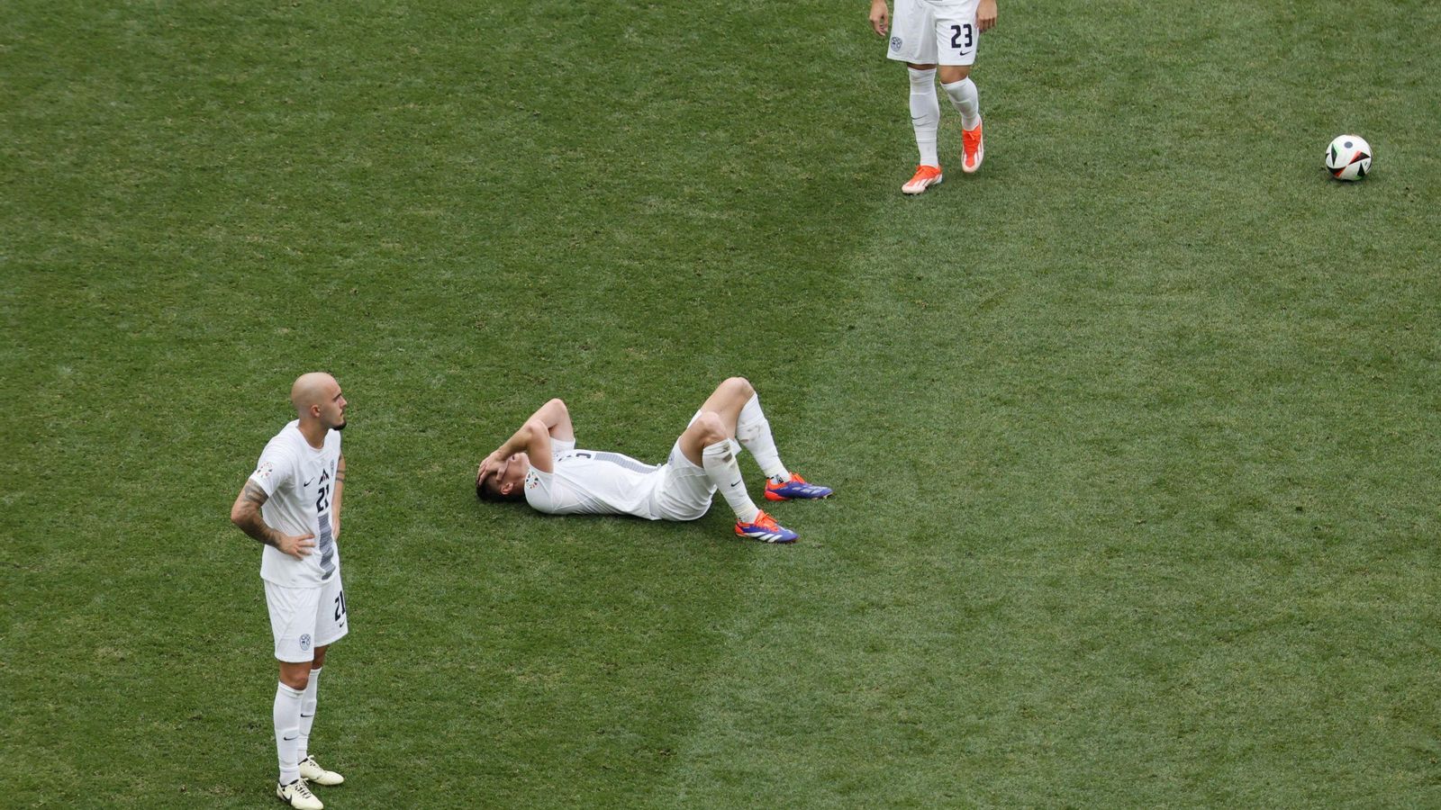 Los jugadores de Eslovenia muestran su decepción tras ser castigada con el empate final. Los jugadores de Eslovenia muestran su decepción tras ser castigada con el empate final.