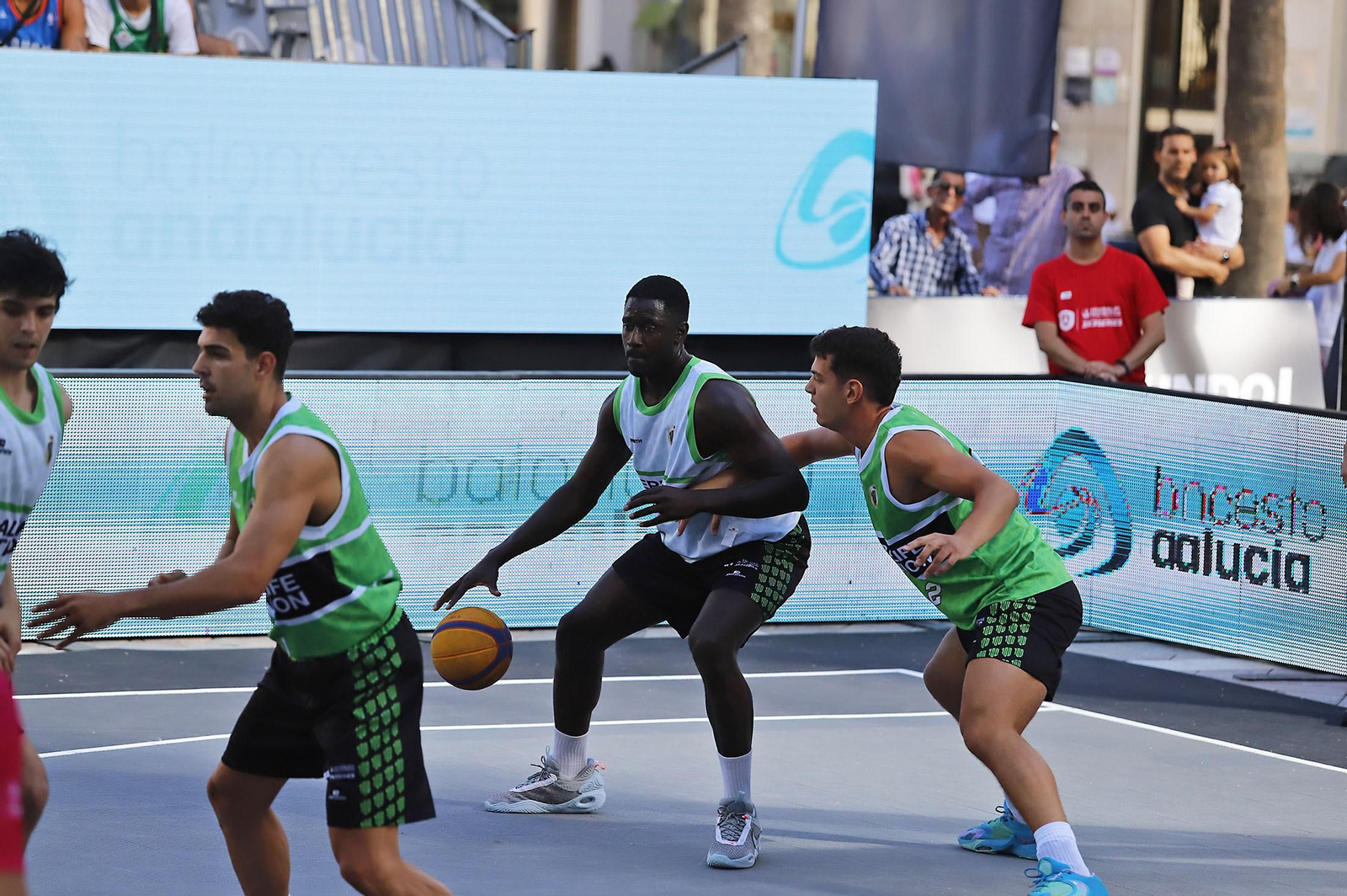 Imágenes del circuito Herbalife 3x3 de baloncesto en la Plaza de Las Monjas de Huelva