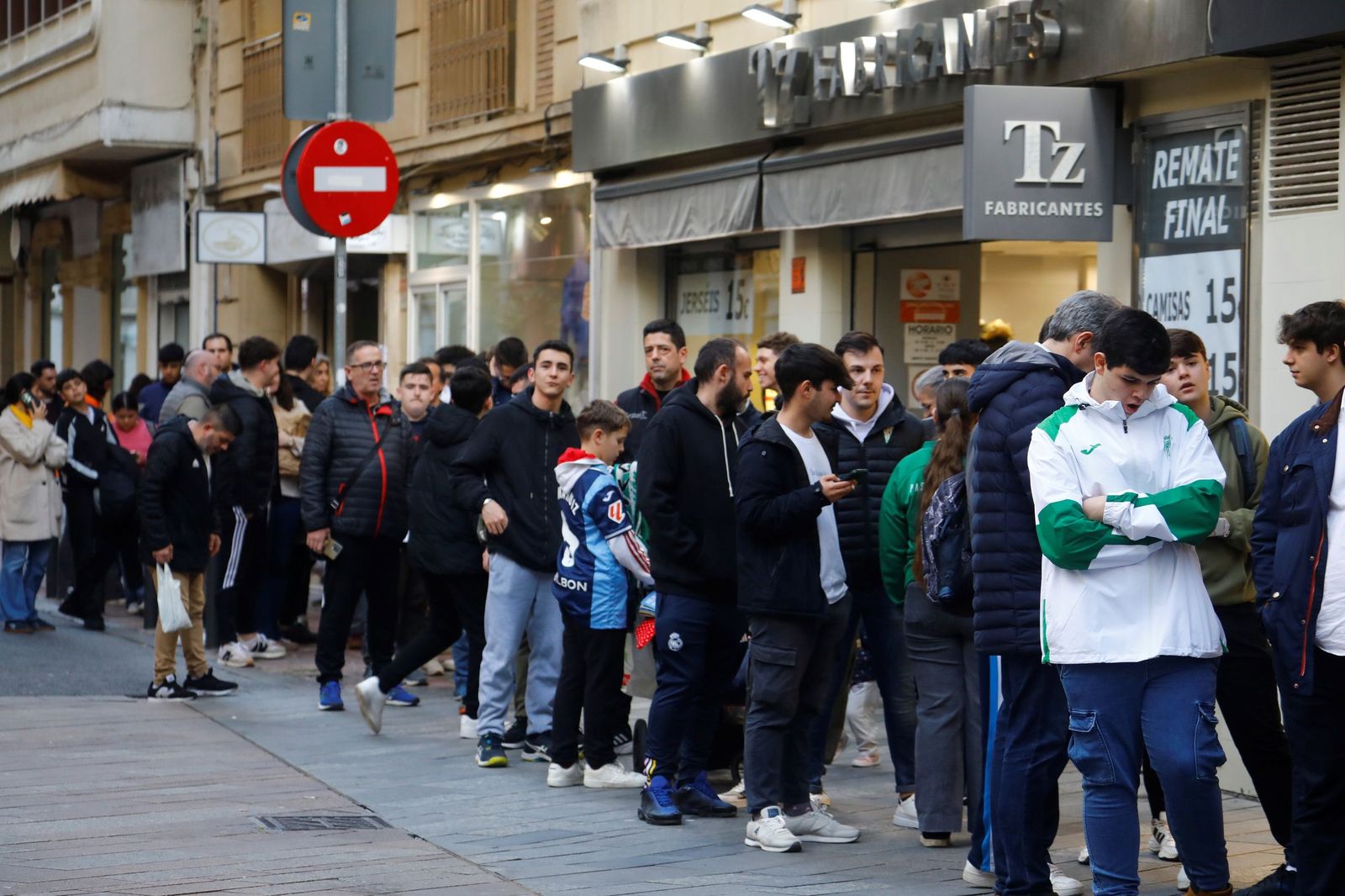Las mejores fotos de la exitosa firma de autógrafos del Córdoba CF en el centro de la ciudad