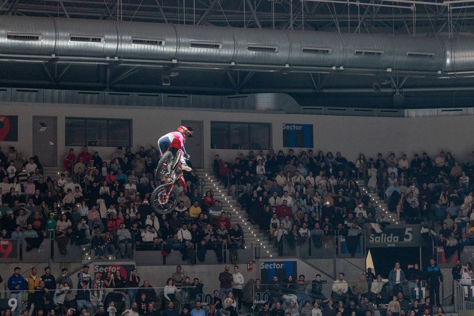 En imágenes: el Olivo Arena vibra con piruetas y motor en estado puro en el Soloflow Freestyle (1)