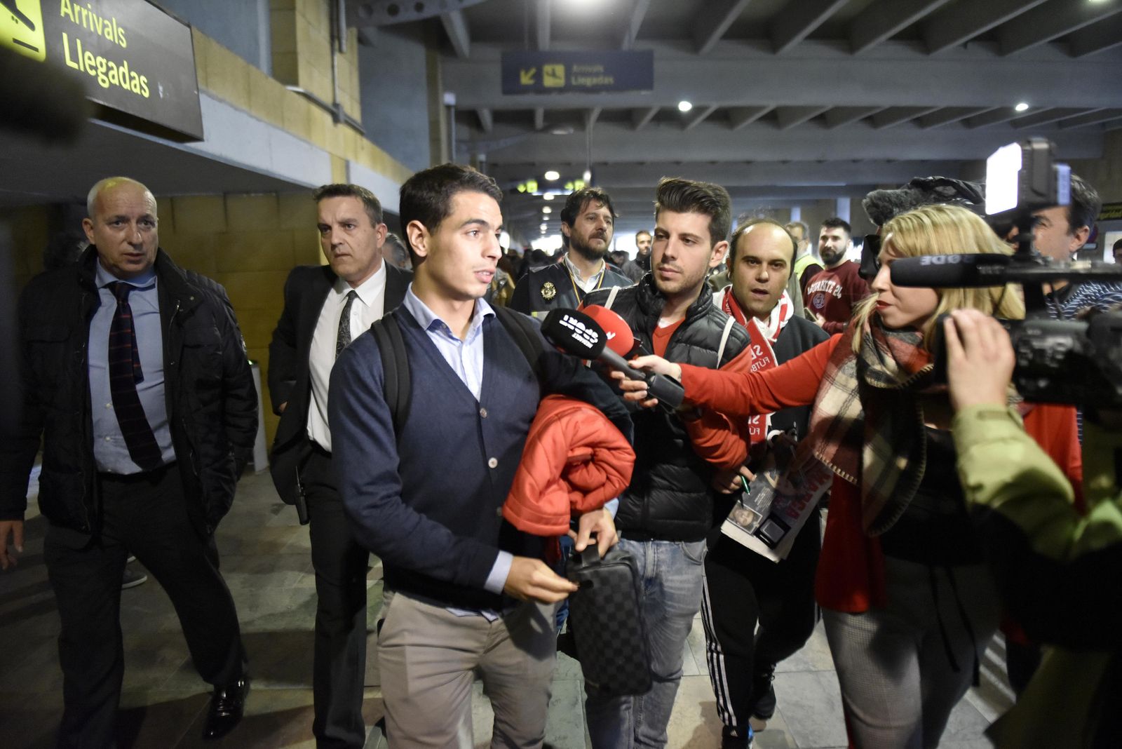 Llegada del Sevilla tras clasificarse a cuartos en Champions