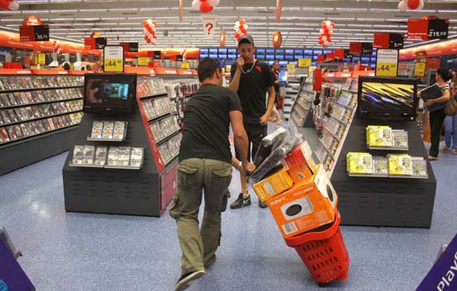 Multitud de personas se agolparon a las afueras de las instalaciones a la espera de la apertura de la nueva tienda Worten instalada en Las Marismas, en la localidad de Los Barrios

Foto: Vanessa Perez